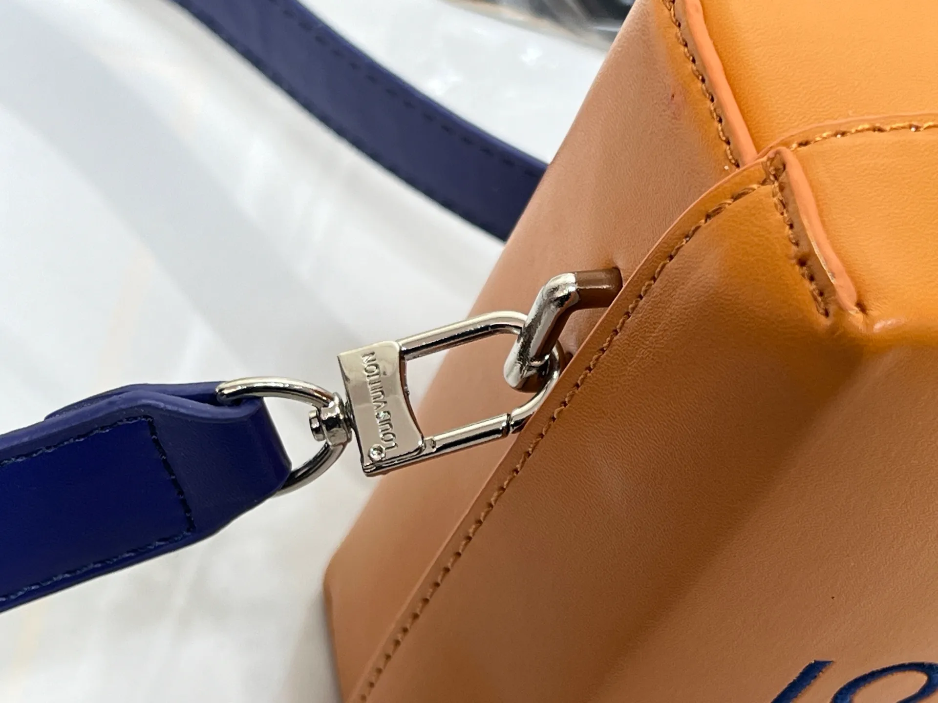 Batch 200💰Upgraded original M24455 This medium-sized Shopper handbag draws inspiration from Louis Vuitton shopping bags. It has the words Louis Vuitton and Maison Fondée En 1854 written on soft cow leather. It is equipped with a top handle and a detachable shoulder strap. Dimensions: 23.0x16.5x7.0 cm (length x height x width)