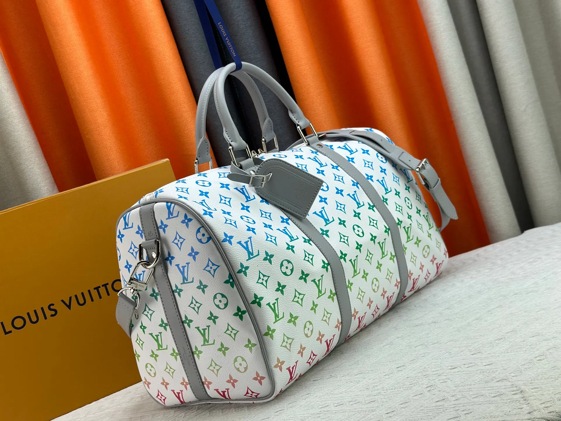 P340 M41418 M13915 upgraded original version new "louis vuitton" Iv travel bag louis vuitton Spacious capacity and adjustable shoulder straps are suitable for work, leisure or travel. High-definition hardware logo and interior compartments! Special lining. Smooth zipper, exquisite workmanship, every detail is in place! A must-have for men. Size: 45x27x20cm