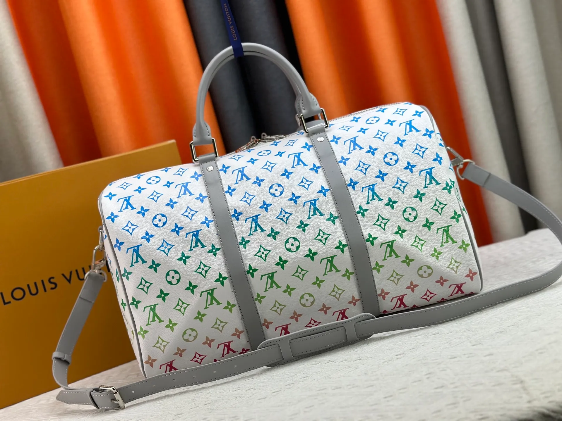 P340 M41418 M13915 upgraded original version new "louis vuitton" Iv travel bag louis vuitton Spacious capacity and adjustable shoulder straps are suitable for work, leisure or travel. High-definition hardware logo and interior compartments! Special lining. Smooth zipper, exquisite workmanship, every detail is in place! A must-have for men. Size: 45x27x20cm