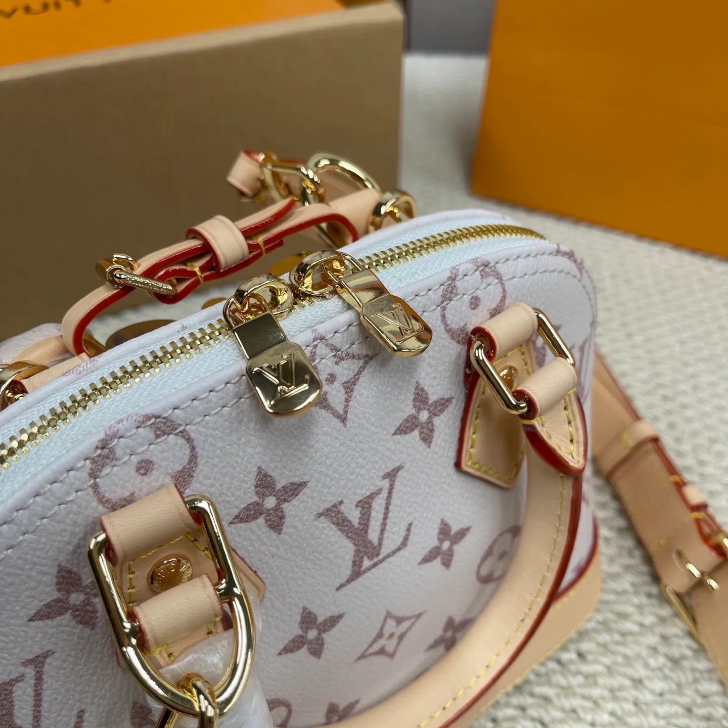 [Upgraded version] P720¥ New counter model · High quality · Comes with gift box 🎁 Packaging · Comes with super cute accessories · Detachable. Model M25529 ALMA BB handbag originated from the Alma handbag in 1934. Over time, it gradually evolved from a square-cornered travel bag to the representative of today's elegant women's handbags in shape. This mini bag made of Monogram canvas can easily hold keys, wallet, mobile phone, lipstick and other items. The Alma BB bag comes with a shoulder strap for lightweight cross-body carry. size 21*16*8