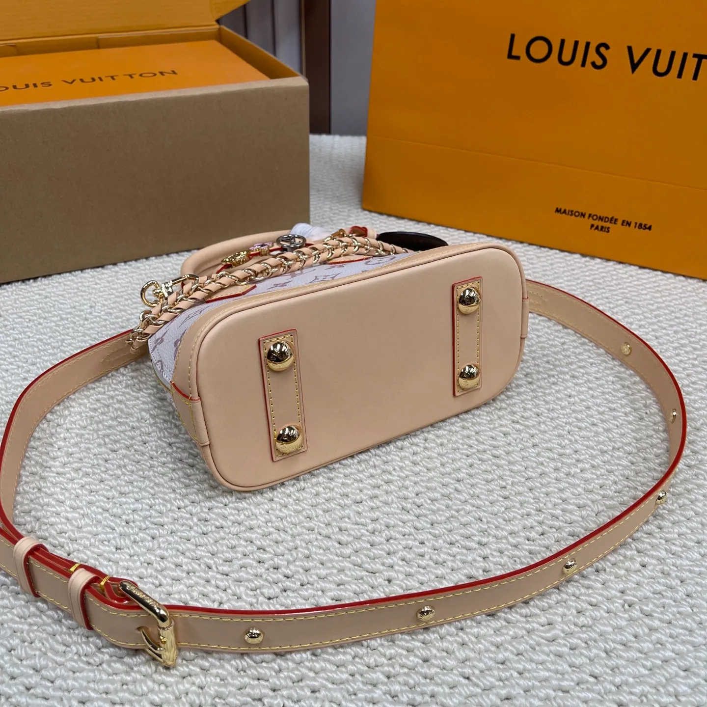 [Upgraded version] P720¥ New counter model · High quality · Comes with gift box 🎁 Packaging · Comes with super cute accessories · Detachable. Model M25529 ALMA BB handbag originated from the Alma handbag in 1934. Over time, it gradually evolved from a square-cornered travel bag to the representative of today's elegant women's handbags in shape. This mini bag made of Monogram canvas can easily hold keys, wallet, mobile phone, lipstick and other items. The Alma BB bag comes with a shoulder strap for lightweight cross-body carry. size 21*16*8