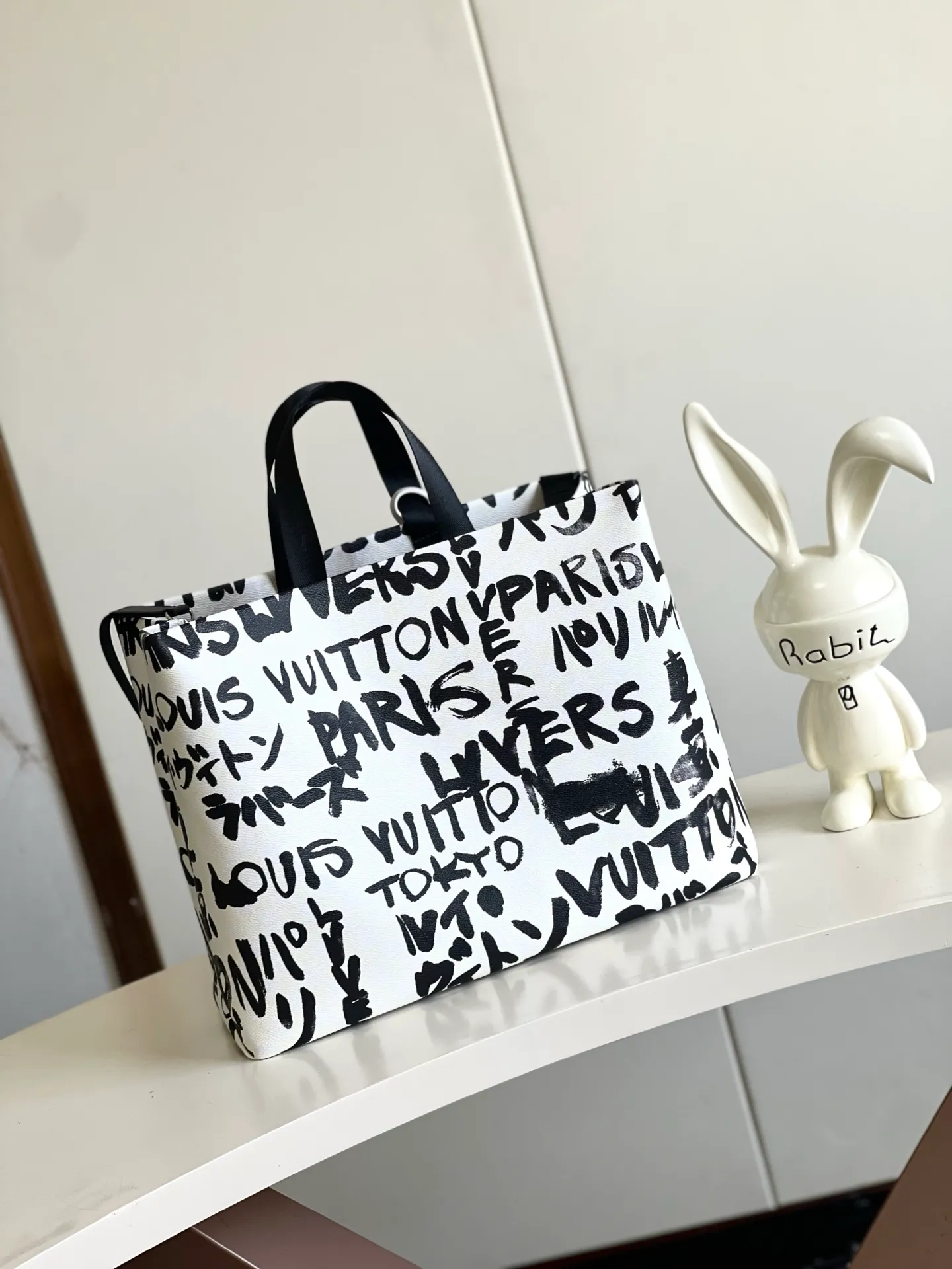 💰1100 Top original order N40797 black graffiti medium square bag This Shopper Tote medium handbag superimposes eye-catching hand-painted elements on the Damier checkerboard pattern, witnessing the joint creativity of Pharrell Williams and Japanese designer Nigo. The names Louis Vuitton, Paris and Tokyo, as well as the words LVvers, are written in French and Japanese in both French and Japanese, and together with the patterned cotton lining, show Nigo's signature style. Dimensions: 40x32x16 cm (length x height x width)