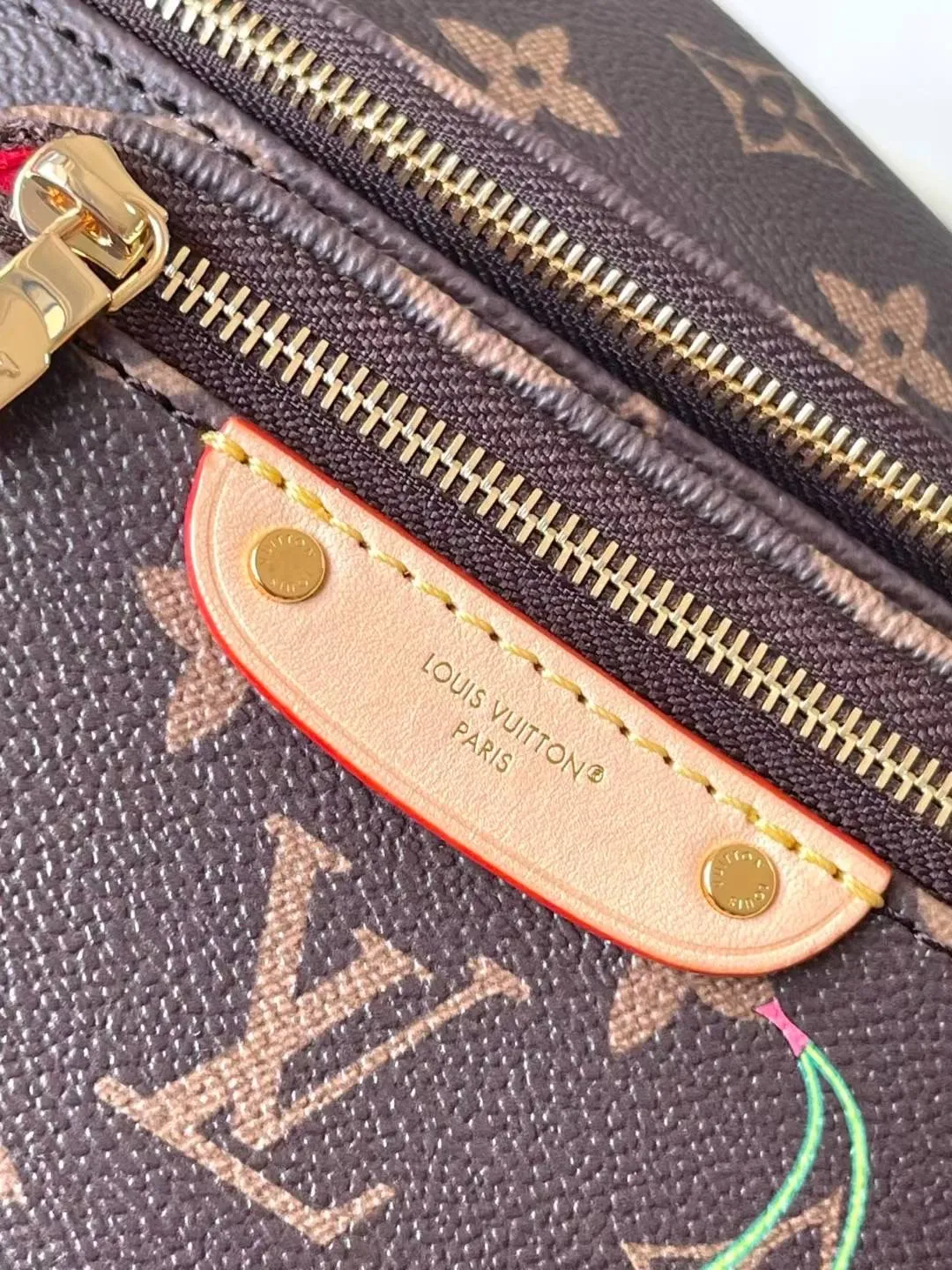 💰740 The top original single M13449 is made of classic Monogram coated canvas and lights up the trend with the sweet cherry pattern of the Louis Vuitton x Murakami replica series. Exquisite leather construction Chain bag waist bag series MINI BUMBAG handbag This Mini Bumbag handbag comes from the LV Gradient series and uses the Monogram embossing of Monogram Empreinte leather to render gradient midsummer colors. The on-trend construction features a zipped main compartment and a front pocket with a Louis Vuitton leather label. With the detachable chain and detachable and adjustable shoulder strap, it can be worn as a shoulder or cross-body bag. Detailed features17 x 12 x 9.5 cm