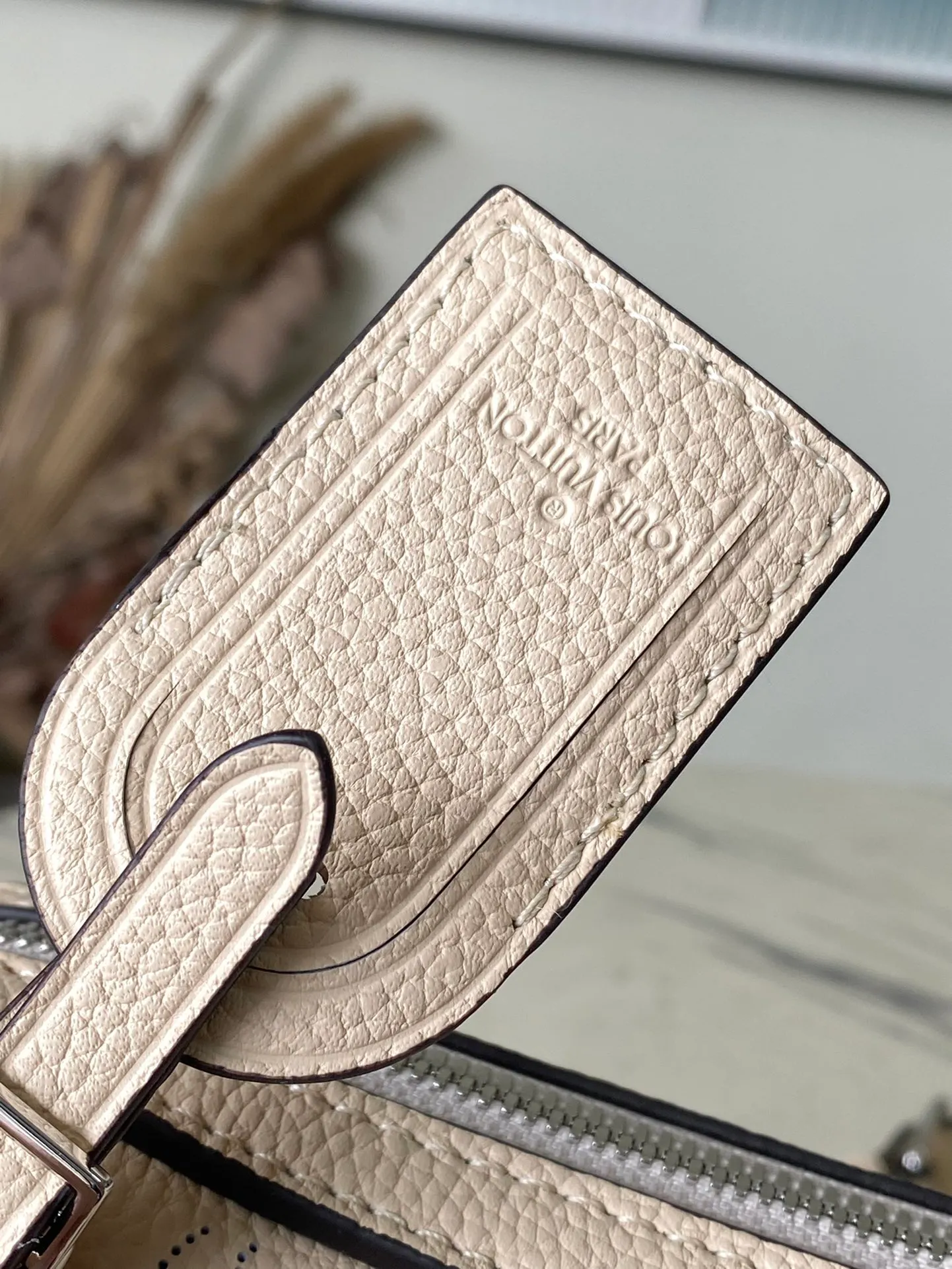 💰1220 (top layer leather) top original order M24114 off-white. This Mahina Hand It All small handbag is made of fine perforated cow leather, with elegant drape texture to highlight the chic body wheel fan. The leather shoulder strap and chain leather braided handle are both removable. Provide a trendy choice for daily travel. Dimensions: 29 × 18 × 13 cm