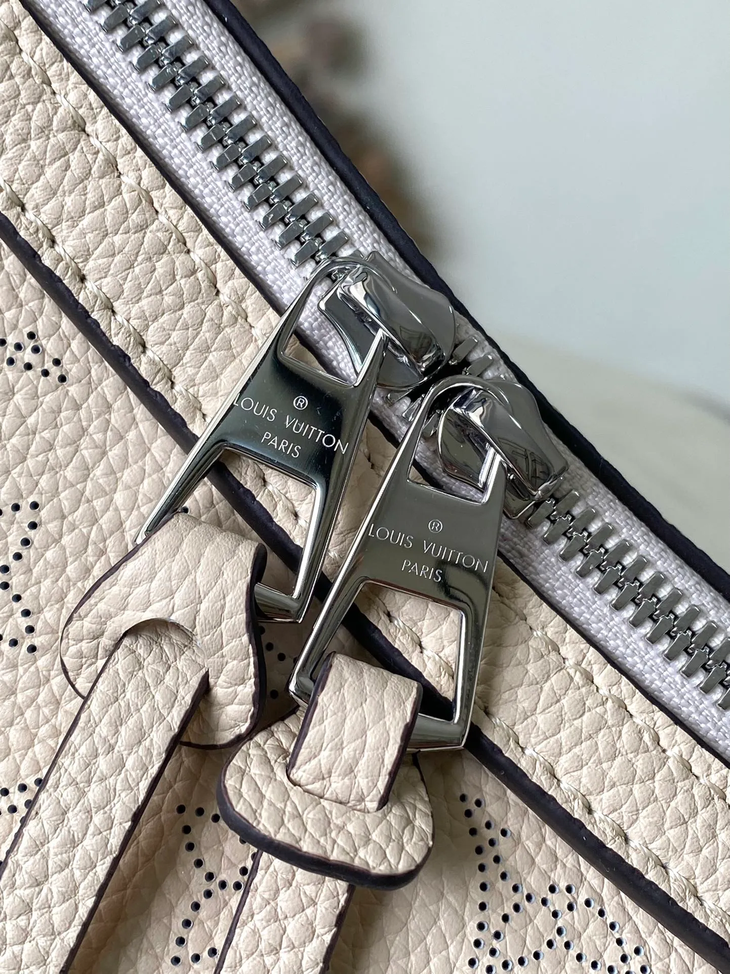 💰1220 (top layer leather) top original order M24114 off-white. This Mahina Hand It All small handbag is made of fine perforated cow leather, with elegant drape texture to highlight the chic body wheel fan. The leather shoulder strap and chain leather braided handle are both removable. Provide a trendy choice for daily travel. Dimensions: 29 × 18 × 13 cm