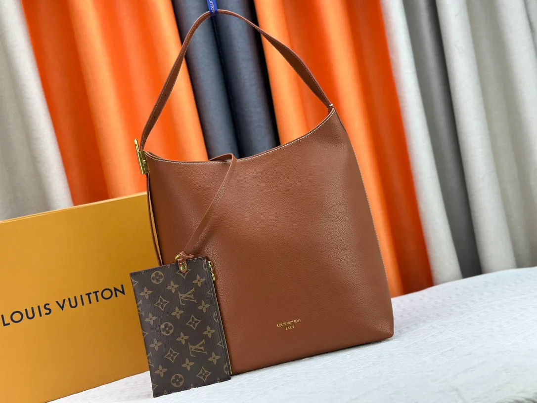 P260 three-dimensional paper stuffing, upgraded original, exclusive real shot [Low Key Hobo medium handbag] M24856 black M24974 brown M25022 white. It is made of soft cow leather to outline simple and elegant lines, and paired with suede lining to release a trendy atmosphere, showing the brand's exquisite craftsmanship. The adjustable shoulder strap is embellished with a classic engraved padlock, and there is plenty of space to easily store your laptop and other daily needs.  Dimensions: 31.0 x 35.0 x 18.0 cm