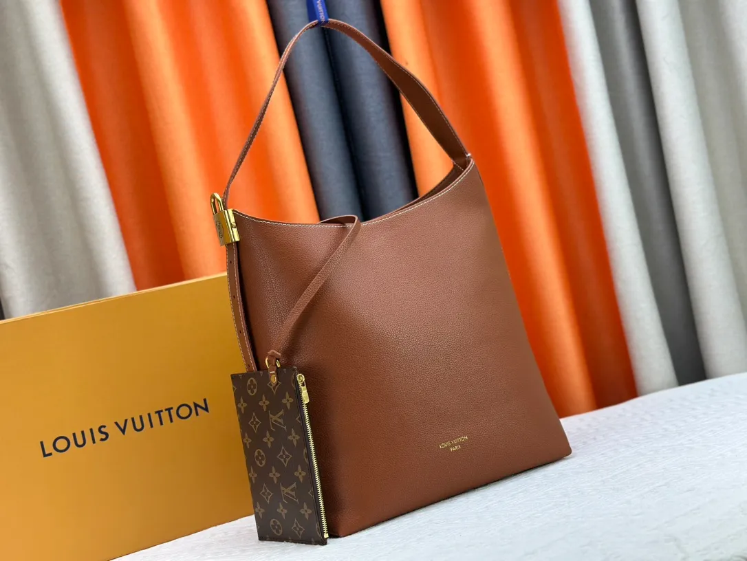 P260 three-dimensional paper stuffing, upgraded original, exclusive real shot [Low Key Hobo medium handbag] M24856 black M24974 brown M25022 white. It is made of soft cow leather to outline simple and elegant lines, and paired with suede lining to release a trendy atmosphere, showing the brand's exquisite craftsmanship. The adjustable shoulder strap is embellished with a classic engraved padlock, and there is plenty of space to easily store your laptop and other daily needs.  Dimensions: 31.0 x 35.0 x 18.0 cm