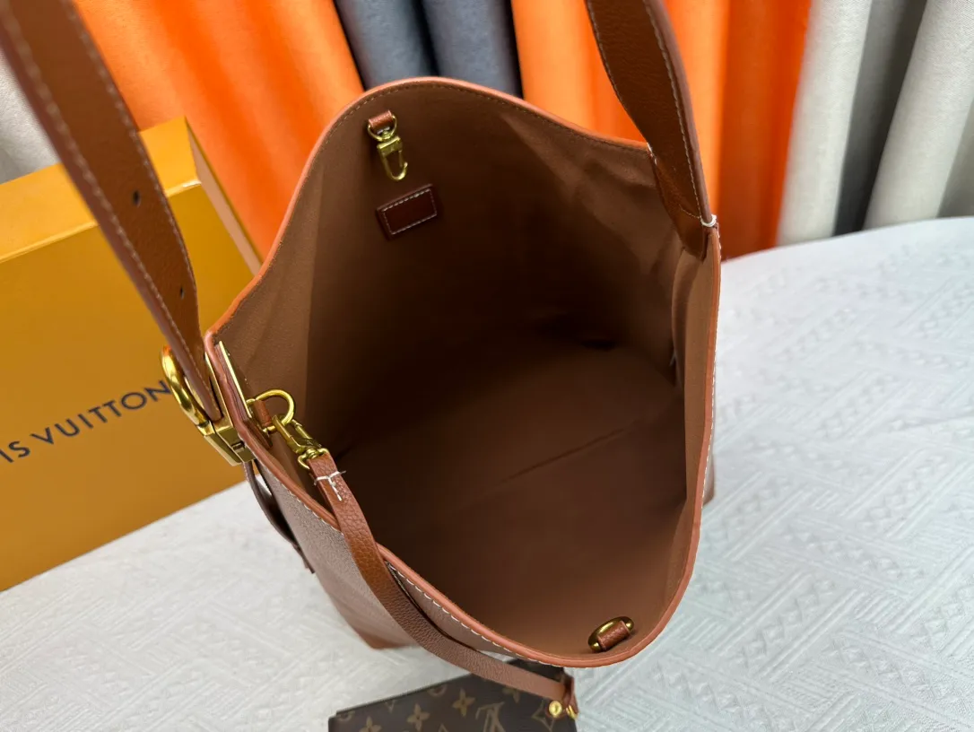 P260 three-dimensional paper stuffing, upgraded original, exclusive real shot [Low Key Hobo medium handbag] M24856 black M24974 brown M25022 white. It is made of soft cow leather to outline simple and elegant lines, and paired with suede lining to release a trendy atmosphere, showing the brand's exquisite craftsmanship. The adjustable shoulder strap is embellished with a classic engraved padlock, and there is plenty of space to easily store your laptop and other daily needs.  Dimensions: 31.0 x 35.0 x 18.0 cm