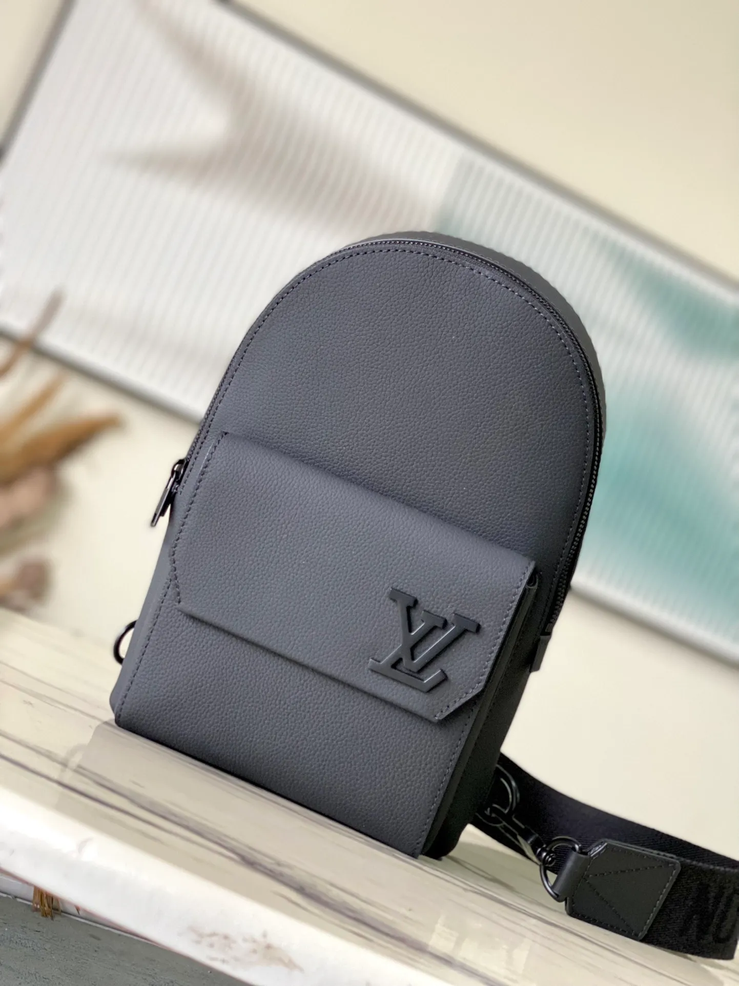 💰1020 (top layer leather) top original order M23736 black gram buckle full leather chest bag series Zly jm hx Pilot slingback handbag pilot slingback bag Inspired by the much-loved takeout backpack, the round profile and front wing show the iconic details of the LY aerodynamic diagram series' pilot sling. Magnetic locking device for secure storage and easy removal. An adjustable strap that can be attached to the left or right side of the bag. Dimensions: 20 x 30 × 4 cm