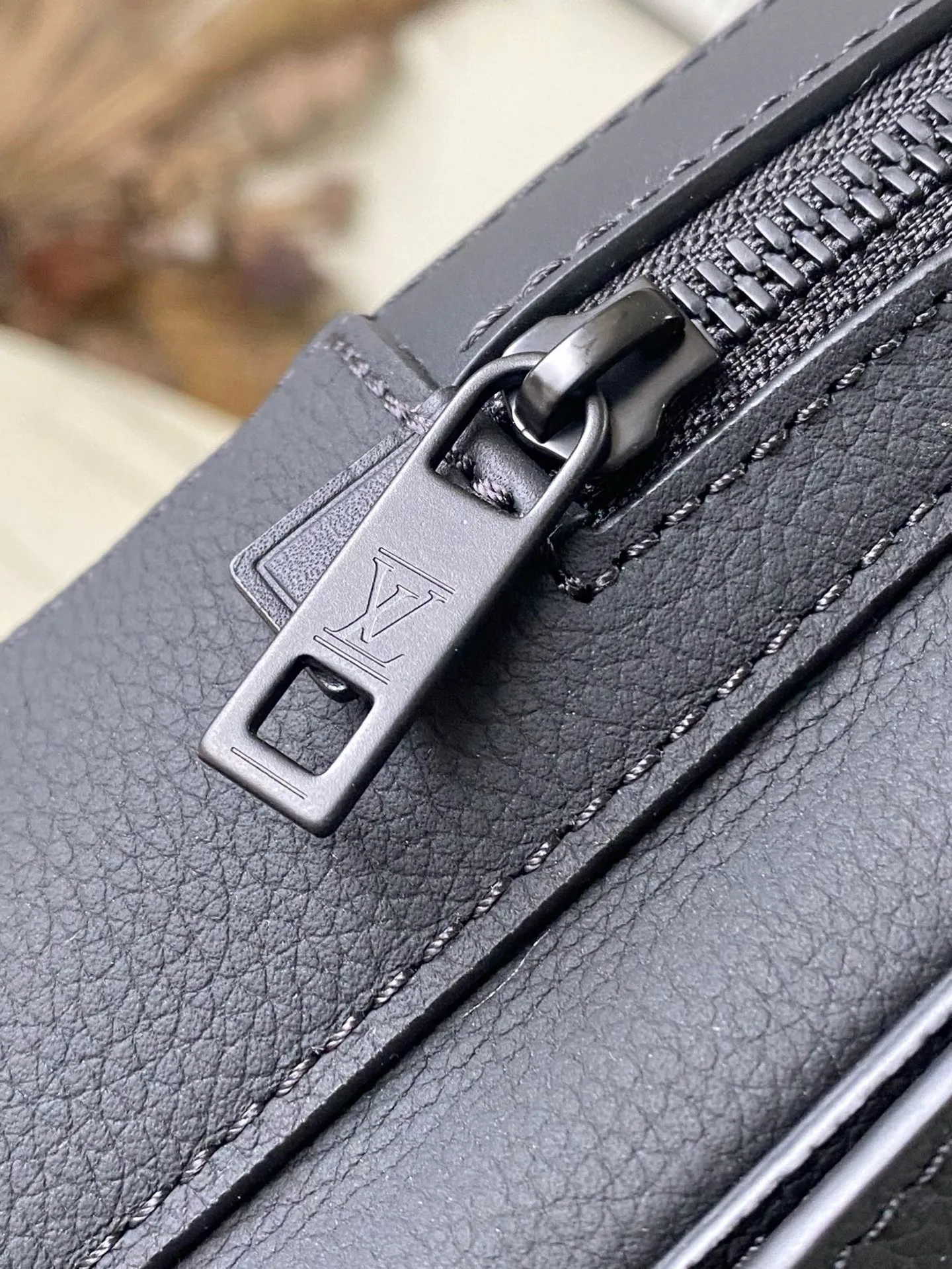 💰1020 (top layer leather) top original order M23736 black gram buckle full leather chest bag series Zly jm hx Pilot slingback handbag pilot slingback bag Inspired by the much-loved takeout backpack, the round profile and front wing show the iconic details of the LY aerodynamic diagram series' pilot sling. Magnetic locking device for secure storage and easy removal. An adjustable strap that can be attached to the left or right side of the bag. Dimensions: 20 x 30 × 4 cm