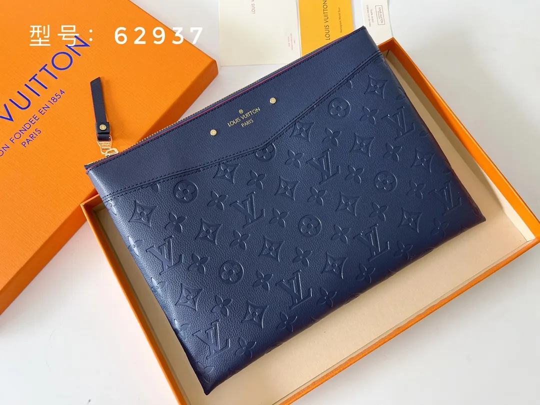 💰150 with box, top original version💎 Exclusive real shot LV is famous for the exquisite skills of its craftsmen. Rare designs and special leather combine technological innovation and classic style to highlight the existence of the Louis Vuitton world. The interior of the wallet is uniquely designed with various pockets and credit card slots. Model: M62937 Size: 29.5×21.