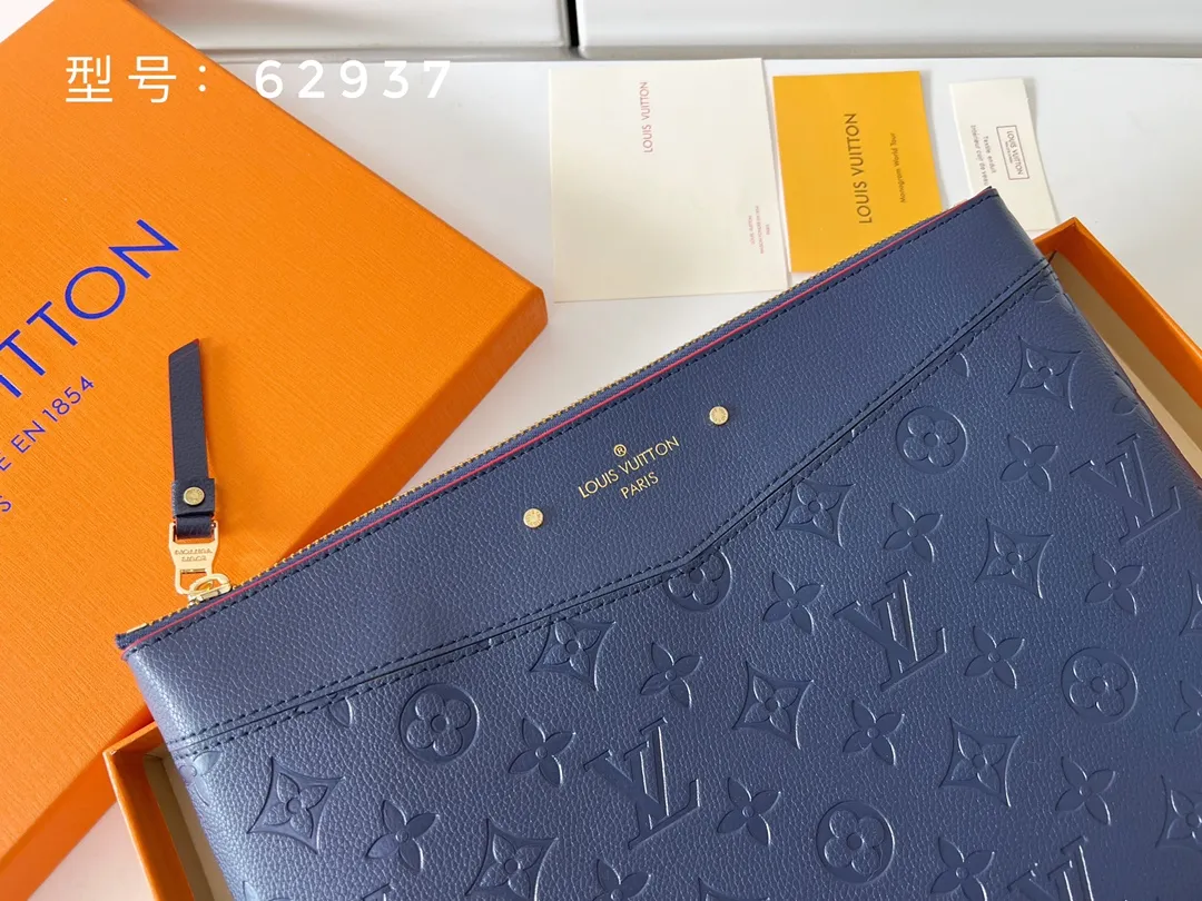 💰150 with box, top original version💎 Exclusive real shot LV is famous for the exquisite skills of its craftsmen. Rare designs and special leather combine technological innovation and classic style to highlight the existence of the Louis Vuitton world. The interior of the wallet is uniquely designed with various pockets and credit card slots. Model: M62937 Size: 29.5×21.