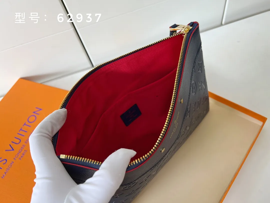 💰150 with box, top original version💎 Exclusive real shot LV is famous for the exquisite skills of its craftsmen. Rare designs and special leather combine technological innovation and classic style to highlight the existence of the Louis Vuitton world. The interior of the wallet is uniquely designed with various pockets and credit card slots. Model: M62937 Size: 29.5×21.