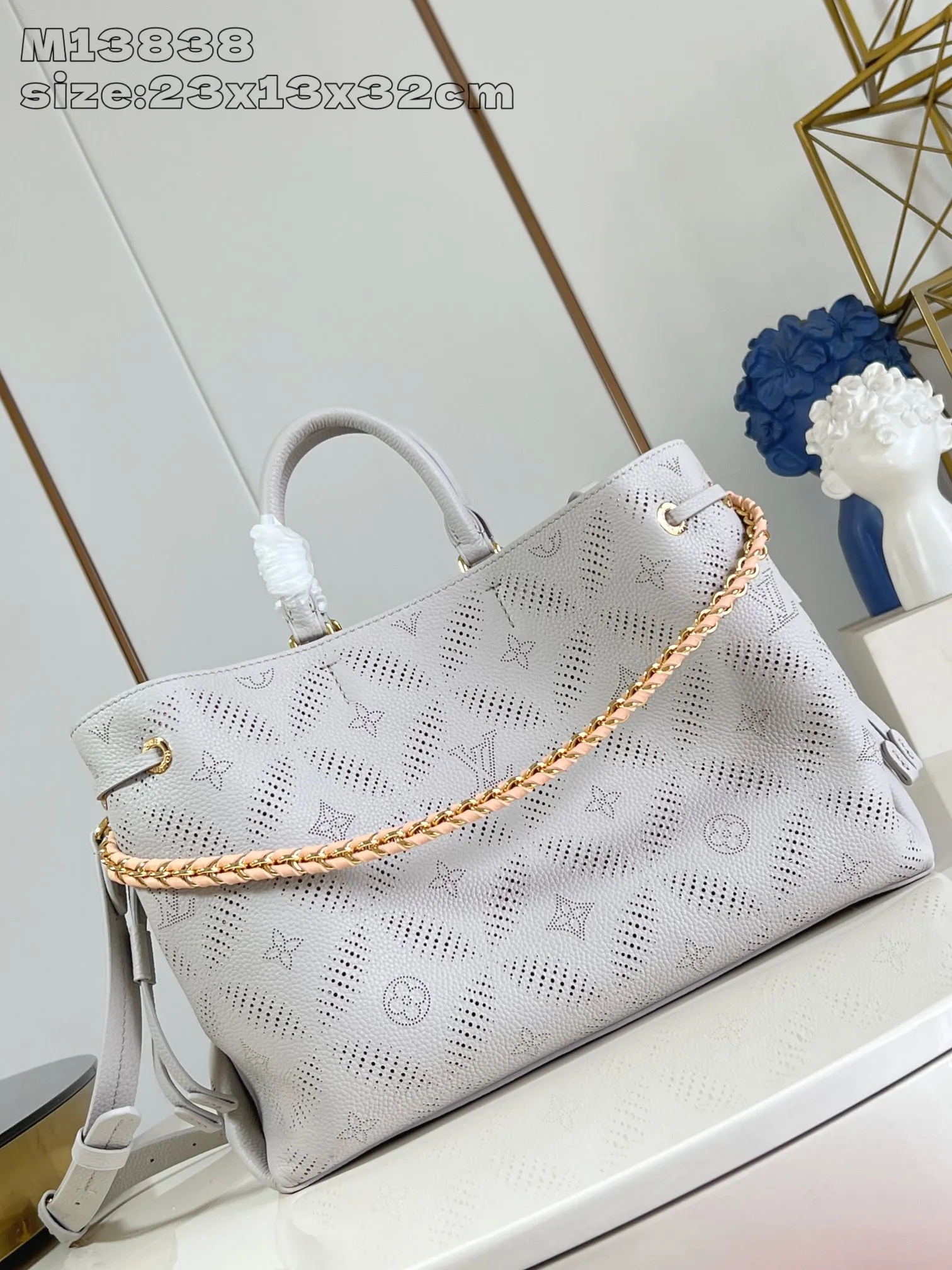 💰1340 (top-grain leather) Top-quality original item [Exclusive real shot M13838 gray] This Bella Tote handbag cleverly integrates the new season Mahina Bloom elements into fine cow leather. The contrasting lining can be seen through the perforated Monogram flowers, and is paired with a chic detachable chain. The classic structure has various carrying methods and can easily store tablets and headphones. 23 x 13 x 32 cm (height x width x length)