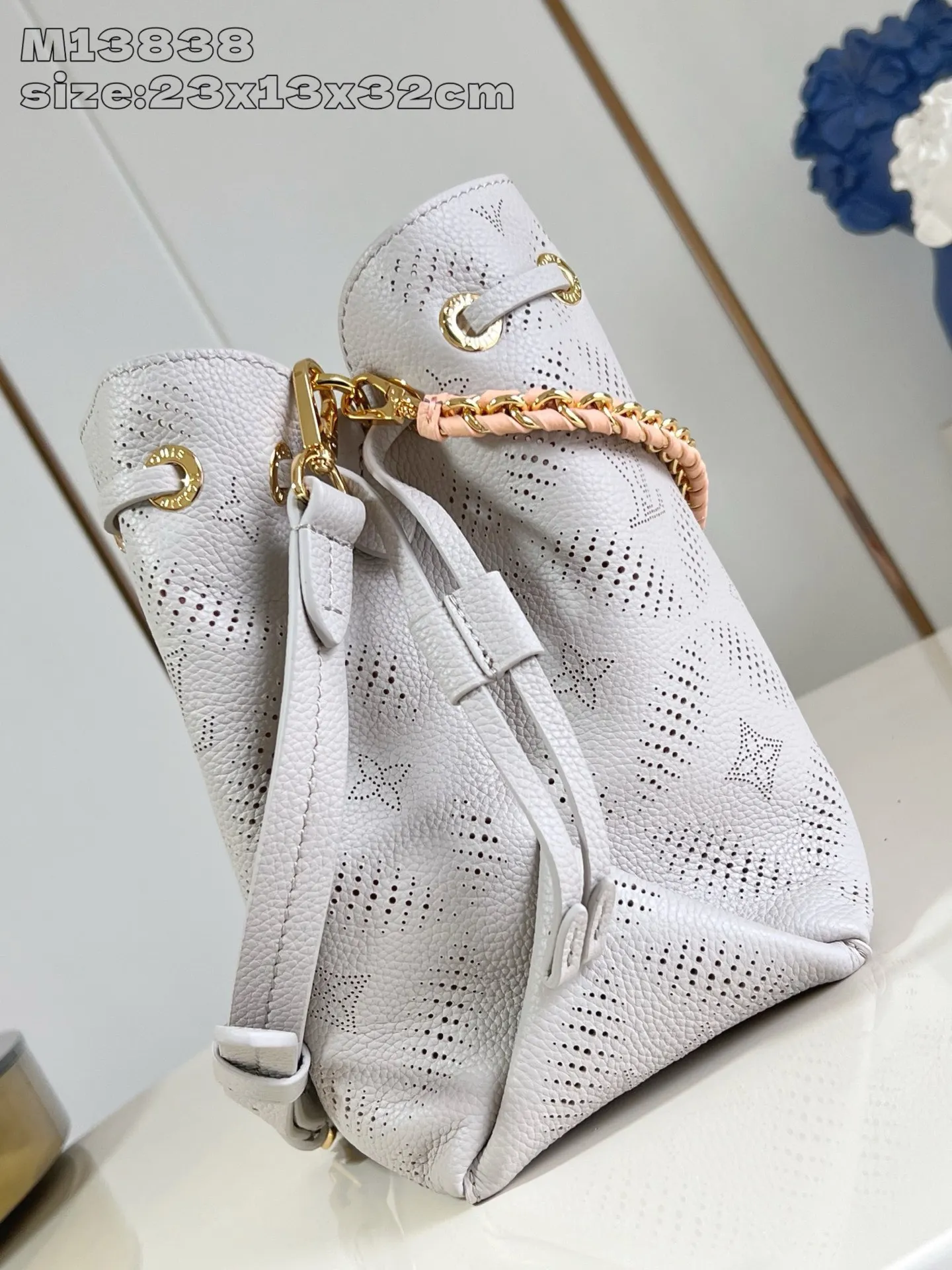 💰1340 (top-grain leather) Top-quality original item [Exclusive real shot M13838 gray] This Bella Tote handbag cleverly integrates the new season Mahina Bloom elements into fine cow leather. The contrasting lining can be seen through the perforated Monogram flowers, and is paired with a chic detachable chain. The classic structure has various carrying methods and can easily store tablets and headphones. 23 x 13 x 32 cm (height x width x length)