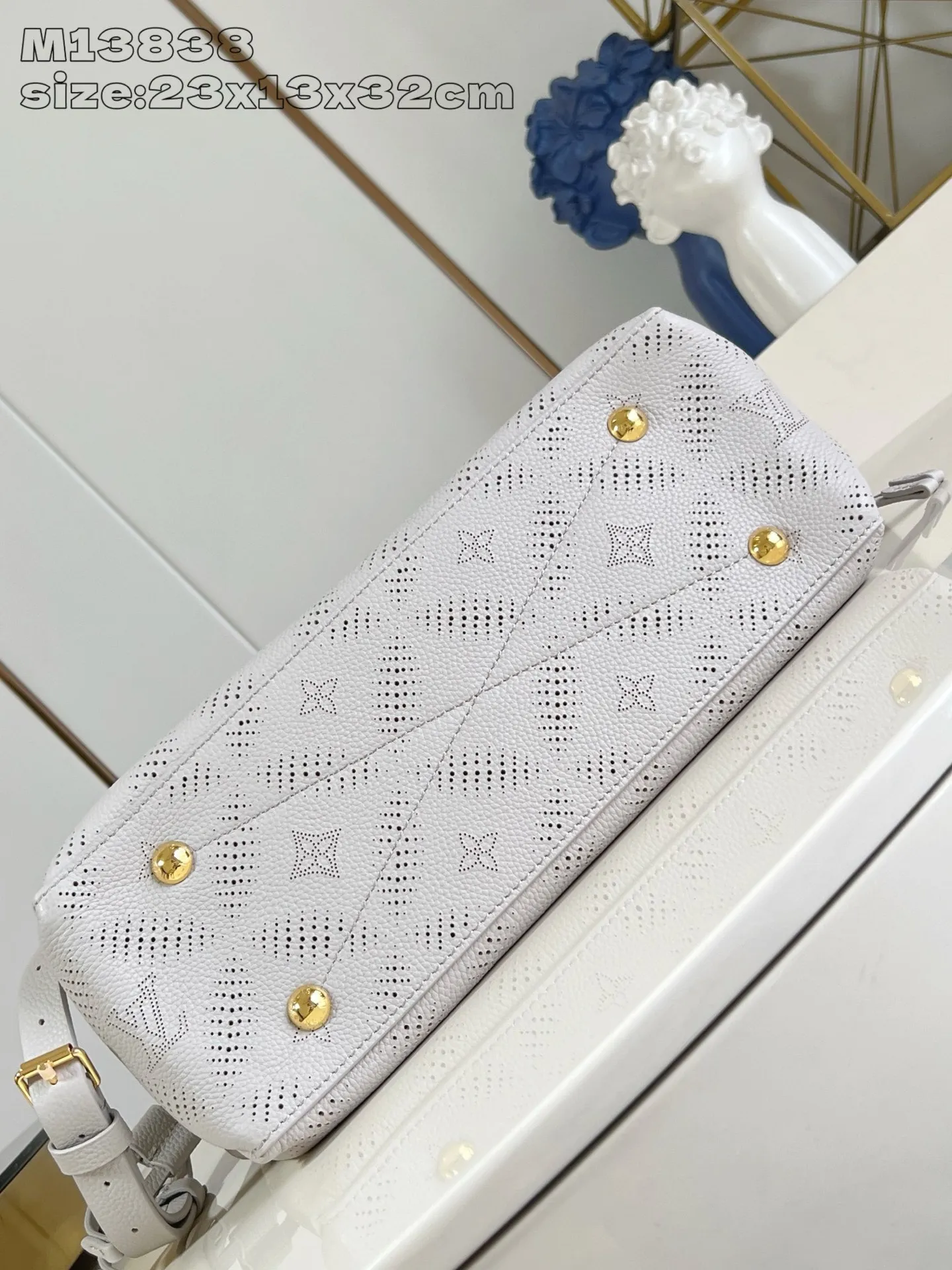 💰1340 (top-grain leather) Top-quality original item [Exclusive real shot M13838 gray] This Bella Tote handbag cleverly integrates the new season Mahina Bloom elements into fine cow leather. The contrasting lining can be seen through the perforated Monogram flowers, and is paired with a chic detachable chain. The classic structure has various carrying methods and can easily store tablets and headphones. 23 x 13 x 32 cm (height x width x length)
