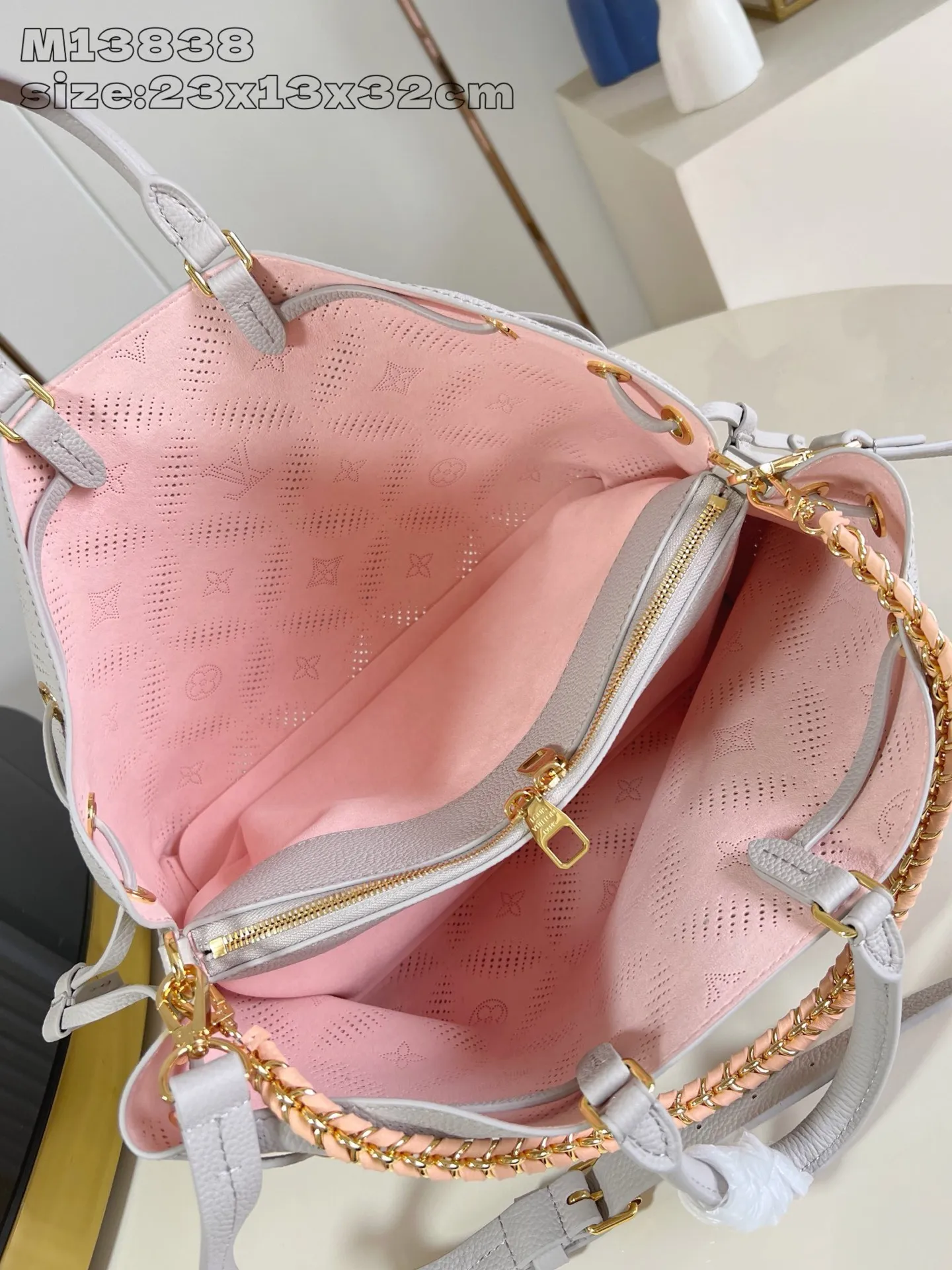 💰1340 (top-grain leather) Top-quality original item [Exclusive real shot M13838 gray] This Bella Tote handbag cleverly integrates the new season Mahina Bloom elements into fine cow leather. The contrasting lining can be seen through the perforated Monogram flowers, and is paired with a chic detachable chain. The classic structure has various carrying methods and can easily store tablets and headphones. 23 x 13 x 32 cm (height x width x length)