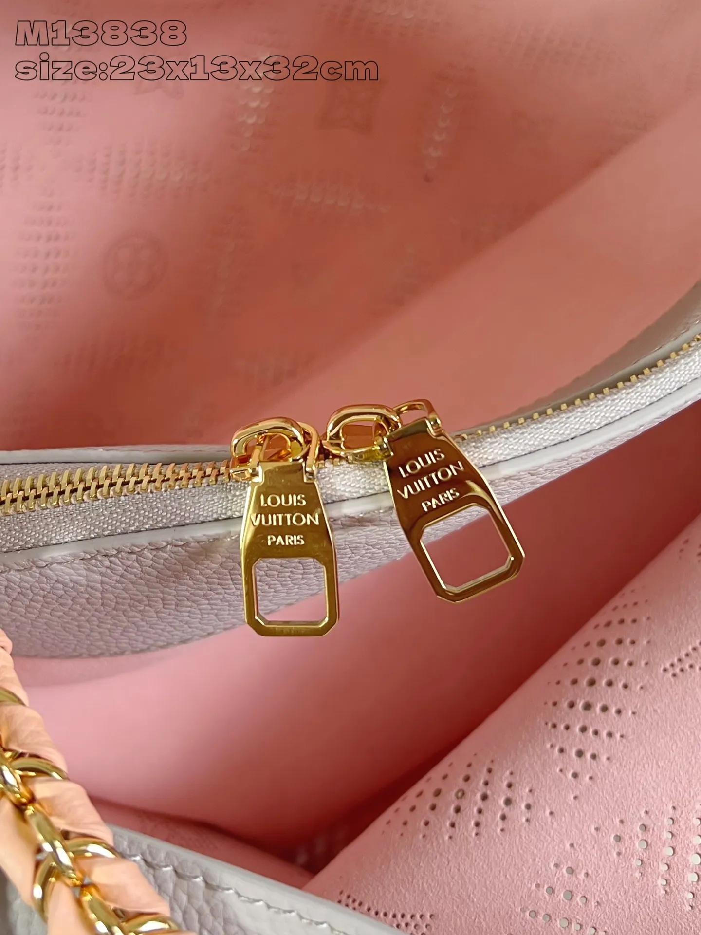 💰1340 (top-grain leather) Top-quality original item [Exclusive real shot M13838 gray] This Bella Tote handbag cleverly integrates the new season Mahina Bloom elements into fine cow leather. The contrasting lining can be seen through the perforated Monogram flowers, and is paired with a chic detachable chain. The classic structure has various carrying methods and can easily store tablets and headphones. 23 x 13 x 32 cm (height x width x length)