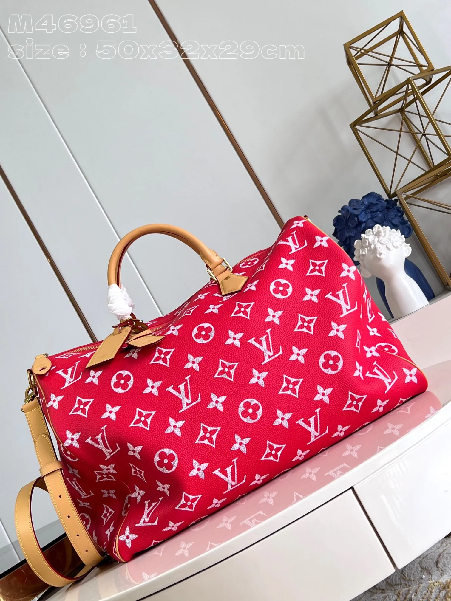 💰2740 Top original individual real shot M46961 red] Creative director Pharrell Williams reinterprets the Speedy P18 Bandoulière 50 Monogram Leather bag with eye-catching and luxurious soft primary color calfskin, and uses exquisite screen printing technology to embellish the Monogram pattern on the Speedy, reproducing the twill texture of the Monogram canvas on the canvas, creating an almost hand-painted style blur effect. 50 x 32 x 29 cm (length x height x width) [Warm reminder: This item is too large and does not fit in the packaging]