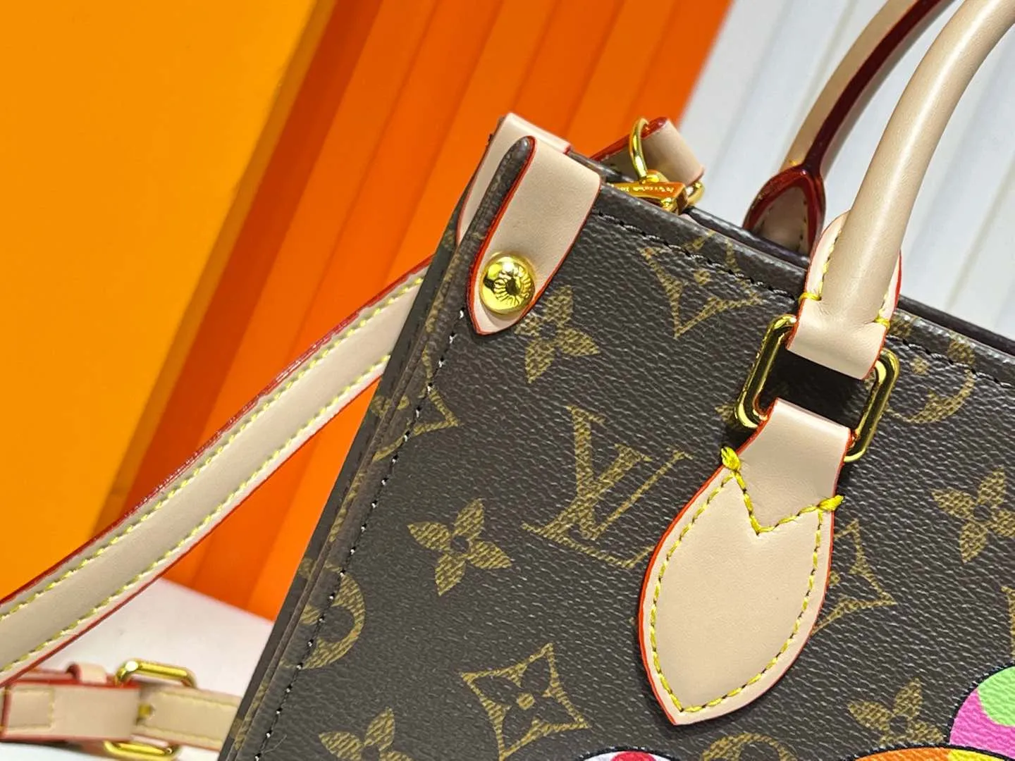 Batch 280💰M45659 M13668!🔥Lv&Takashi Murakami🐼Panda print OnTheGo small new version The legendary ONTHEGO handbag: always able to meet your various needs for handbags. It has a large capacity but is not bulky. It is stiff and soft to the touch, making it suitable for home and travel. Tighten the side ties and it instantly transforms into a stylish urban handbag. Loosen the straps and it transforms into a chic and practical handbag. The slender leather handle can be carried over the shoulder or between the arms. The model shown here is made of Damier Azur canvas. Size: 25x11x19cm