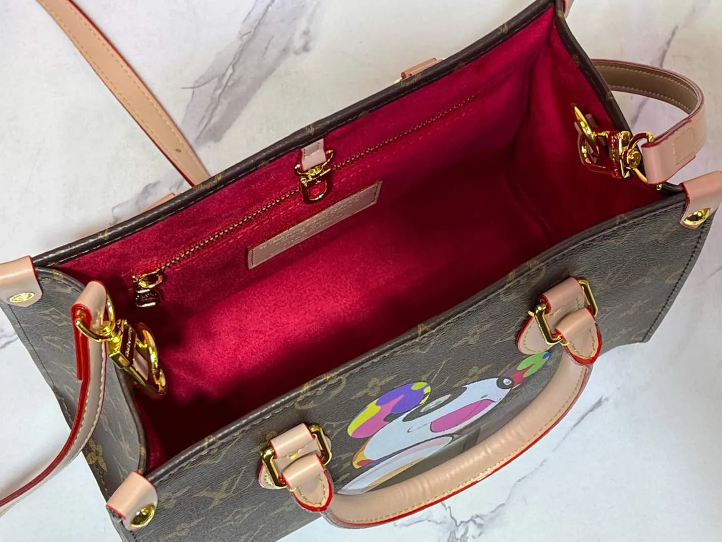 Batch 280💰M45659 M13668!🔥Lv&Takashi Murakami🐼Panda print OnTheGo small new version The legendary ONTHEGO handbag: always able to meet your various needs for handbags. It has a large capacity but is not bulky. It is stiff and soft to the touch, making it suitable for home and travel. Tighten the side ties and it instantly transforms into a stylish urban handbag. Loosen the straps and it transforms into a chic and practical handbag. The slender leather handle can be carried over the shoulder or between the arms. The model shown here is made of Damier Azur canvas. Size: 25x11x19cm