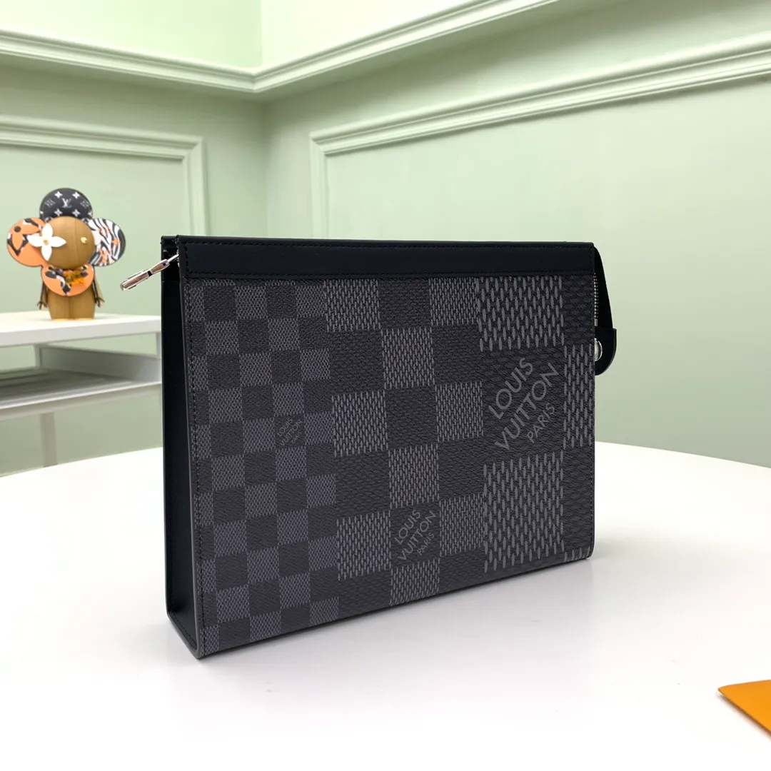 Factory price 380 [Top original order] N60444 black plaid 👏👏 This Pochette Voyage clutch is made of Damier Graphite 3D canvas, showing a contemporary interpretation of Louis Vuitton's classic plaid. The large compartments and card slots are convenient for storing travel documents and daily needs. It can be used with a suitcase to keep your travels organized. Dimensions: 27 x 21 x 6cm.
