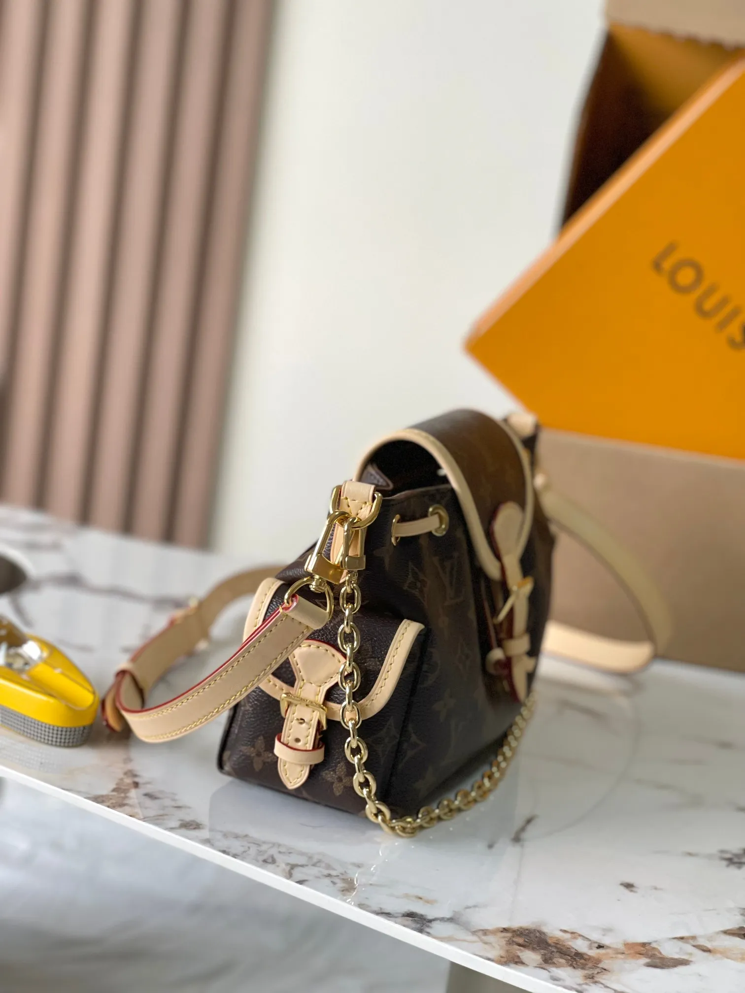 Tiao p1560 [Special grade MB original leather] This Odysée handbag Model: M25085 presbyopic 163C chip version Material: A-grade all-steel hardware, imported original fabric Packing: full set of original duty-free MB packaging Dimensions: 27 x 12 x 27 cm
