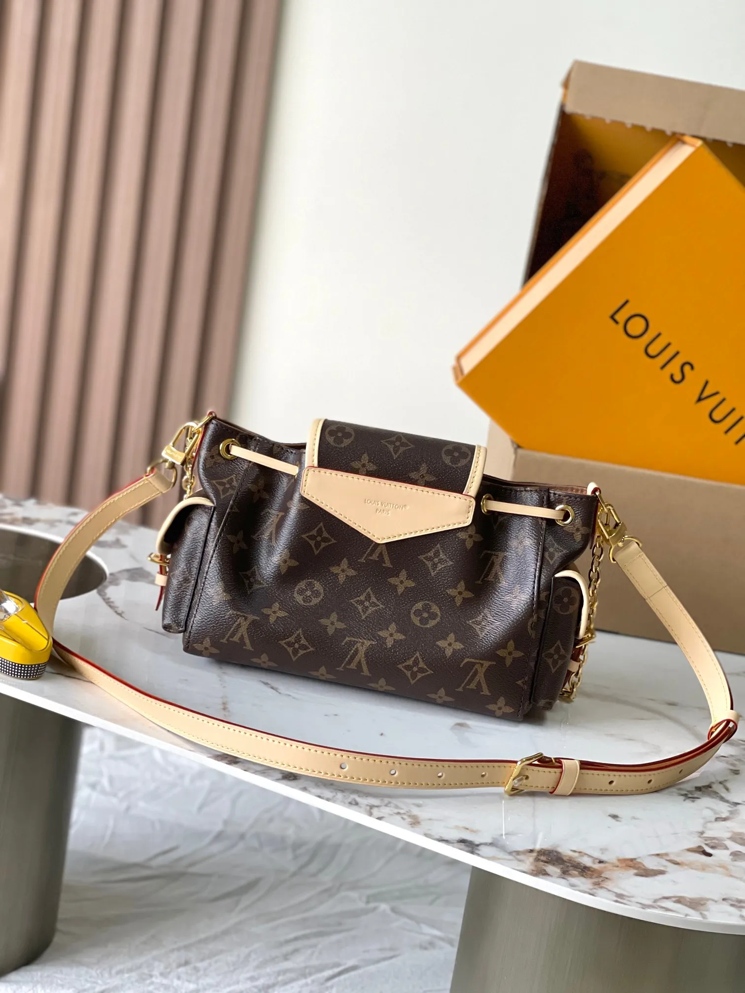 Tiao p1560 [Special grade MB original leather] This Odysée handbag Model: M25085 presbyopic 163C chip version Material: A-grade all-steel hardware, imported original fabric Packing: full set of original duty-free MB packaging Dimensions: 27 x 12 x 27 cm