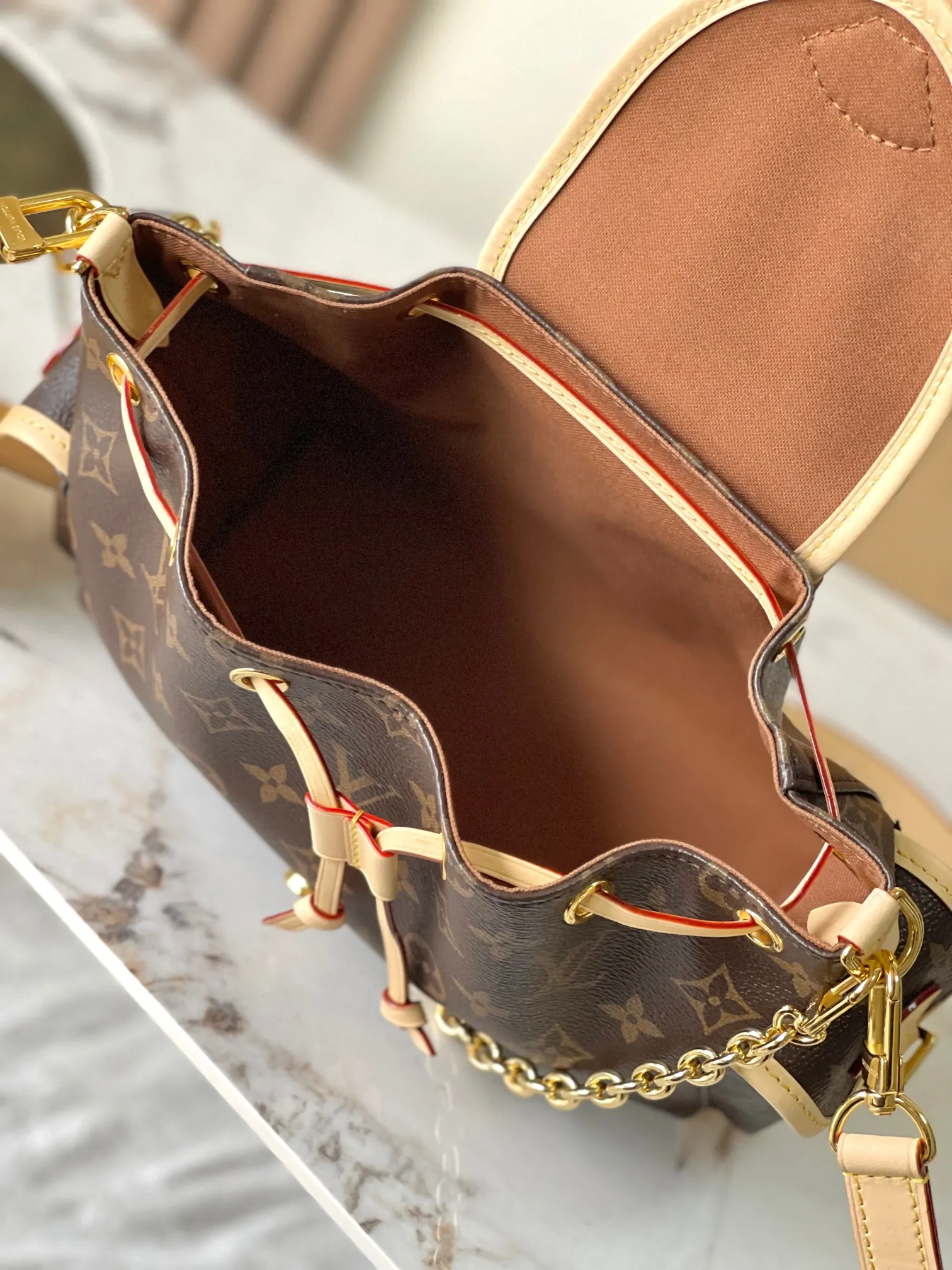 Tiao p1560 [Special grade MB original leather] This Odysée handbag Model: M25085 presbyopic 163C chip version Material: A-grade all-steel hardware, imported original fabric Packing: full set of original duty-free MB packaging Dimensions: 27 x 12 x 27 cm