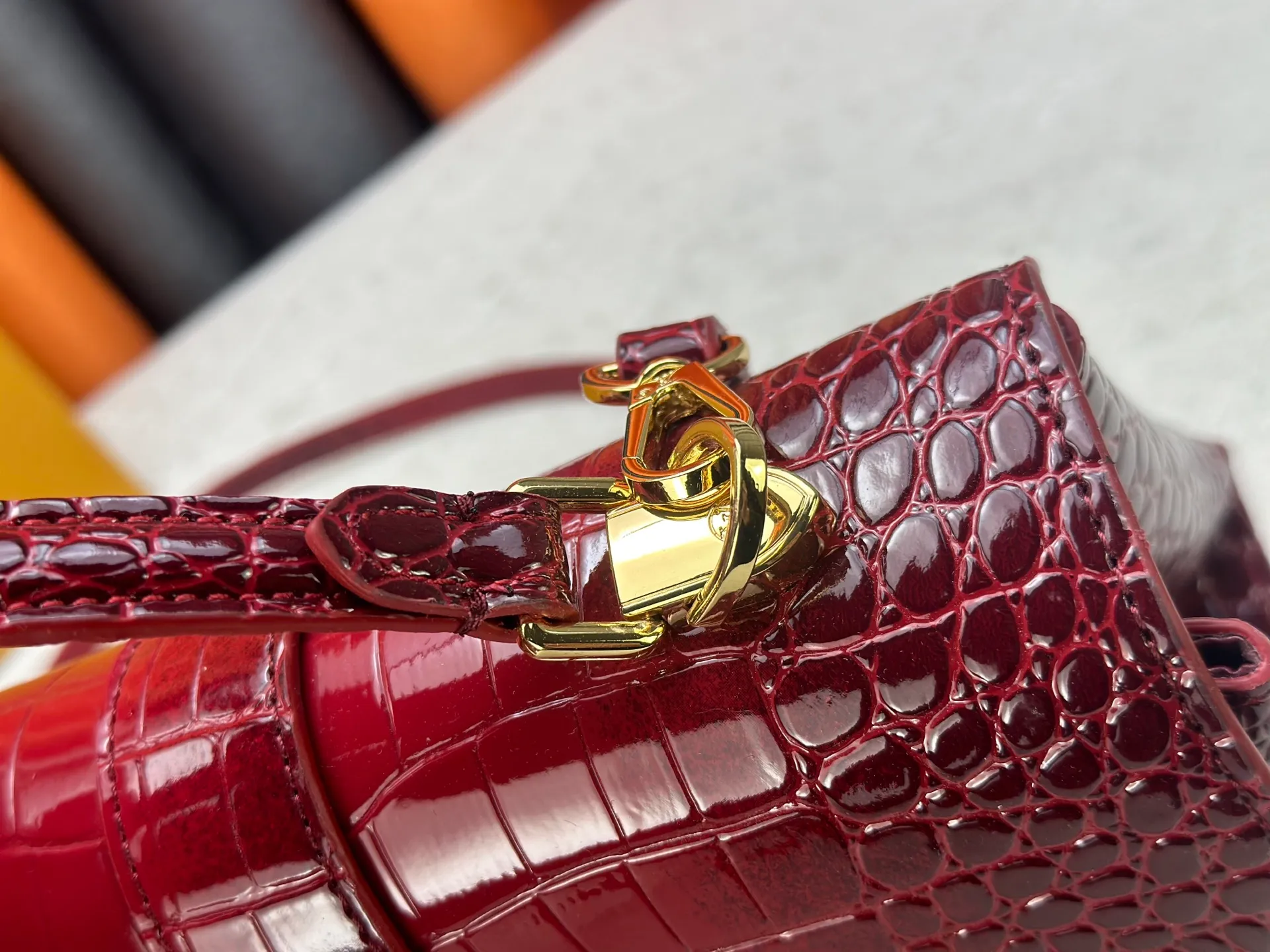 P300 M80527 N82033.N98925 Crocodile black N98928.N80432 Crocodile pink N99017 Crocodile gray N84714 Himalayan N86012 black with crocodile Rose des Vents small handbag is made of smooth and grained calfskin to outline elegant lines, embellished with golden LV padlocks to shine. Clever use of the top handle and detachable and adjustable shoulder strap create an elegant elbow or practical cross-body style for everyday travel. Medium size Length 27 Width 11 Height 19