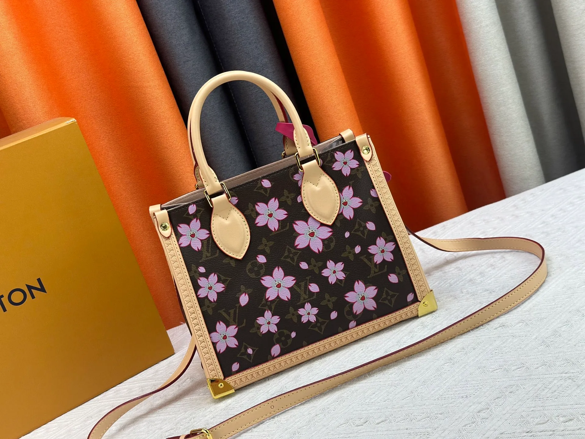 P340 upgrades the original M13079 Sakura 🌸The Louis Vuitton x Murakami reissue series interprets the OnTheGo medium handbag in a smart way. The colorful Monogram canvas body, cowhide leather trim and LV x TM key bag highlight the sophisticated style. The shiny corners recall the design of traditional Louis Vuitton luggage, and the shoulder strap and top handle allow for multiple carrying methods. Dimensions: 25.0 x 11.0 x 19.0 cm (length x height x width)