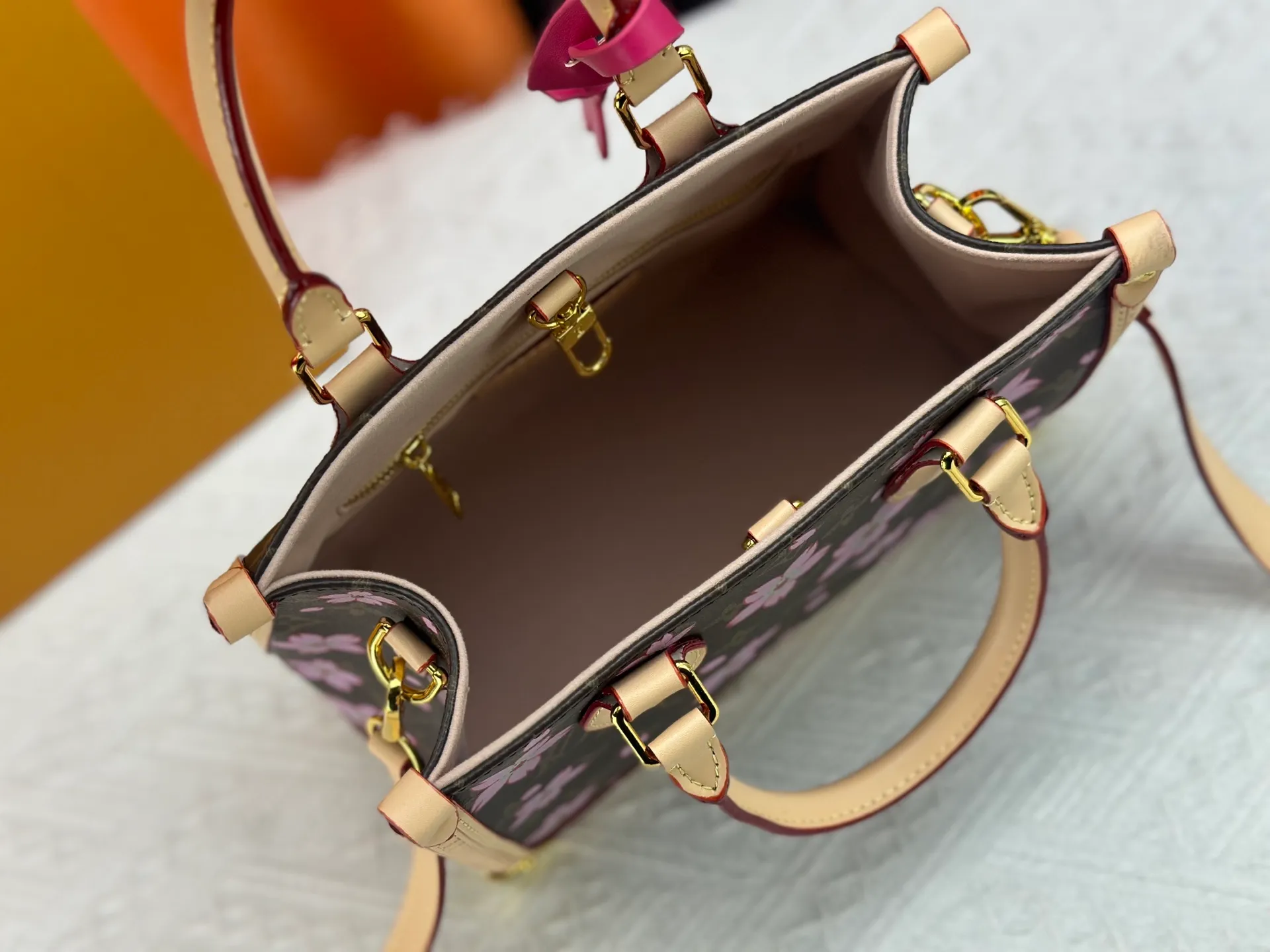 P340 upgrades the original M13079 Sakura 🌸The Louis Vuitton x Murakami reissue series interprets the OnTheGo medium handbag in a smart way. The colorful Monogram canvas body, cowhide leather trim and LV x TM key bag highlight the sophisticated style. The shiny corners recall the design of traditional Louis Vuitton luggage, and the shoulder strap and top handle allow for multiple carrying methods. Dimensions: 25.0 x 11.0 x 19.0 cm (length x height x width)