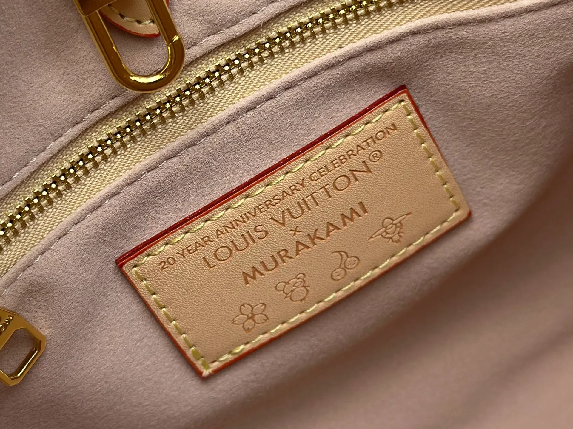 P340 upgrades the original M13079 Sakura 🌸The Louis Vuitton x Murakami reissue series interprets the OnTheGo medium handbag in a smart way. The colorful Monogram canvas body, cowhide leather trim and LV x TM key bag highlight the sophisticated style. The shiny corners recall the design of traditional Louis Vuitton luggage, and the shoulder strap and top handle allow for multiple carrying methods. Dimensions: 25.0 x 11.0 x 19.0 cm (length x height x width)