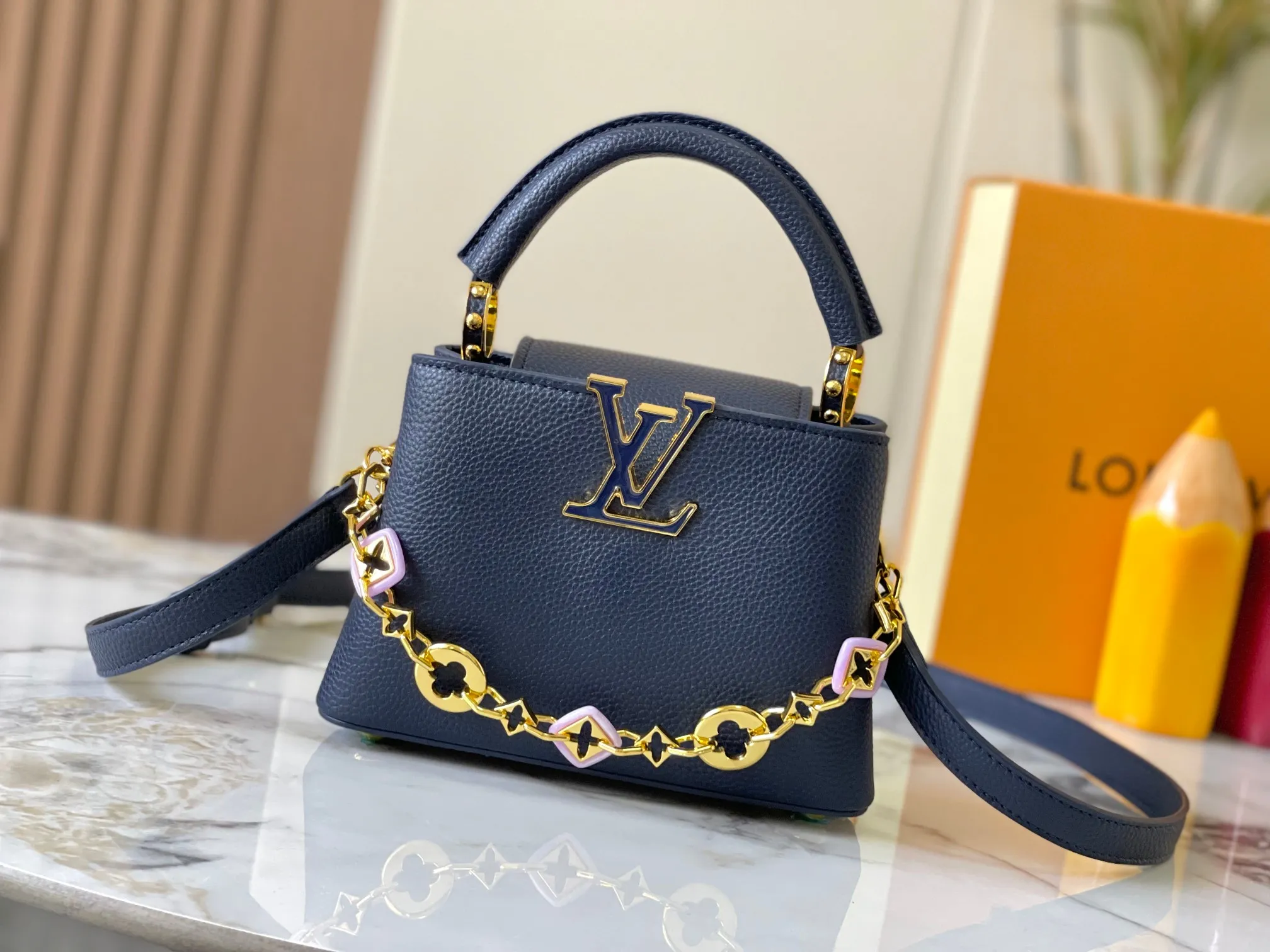 p460 [Guangzhou top quality original] M14970 blue Capucines mini series is named after the Paris street where Louis Vuitton first opened its store in 1854. This time it is added to the Harmony series through a mini version design. Taurillon cow leather creates a classic structure, and the decorative chain gives the Monogram floral jewelry texture. There is plenty of space to store daily necessities such as short wallets, keys, and lipstick. Size:21×14×8cm