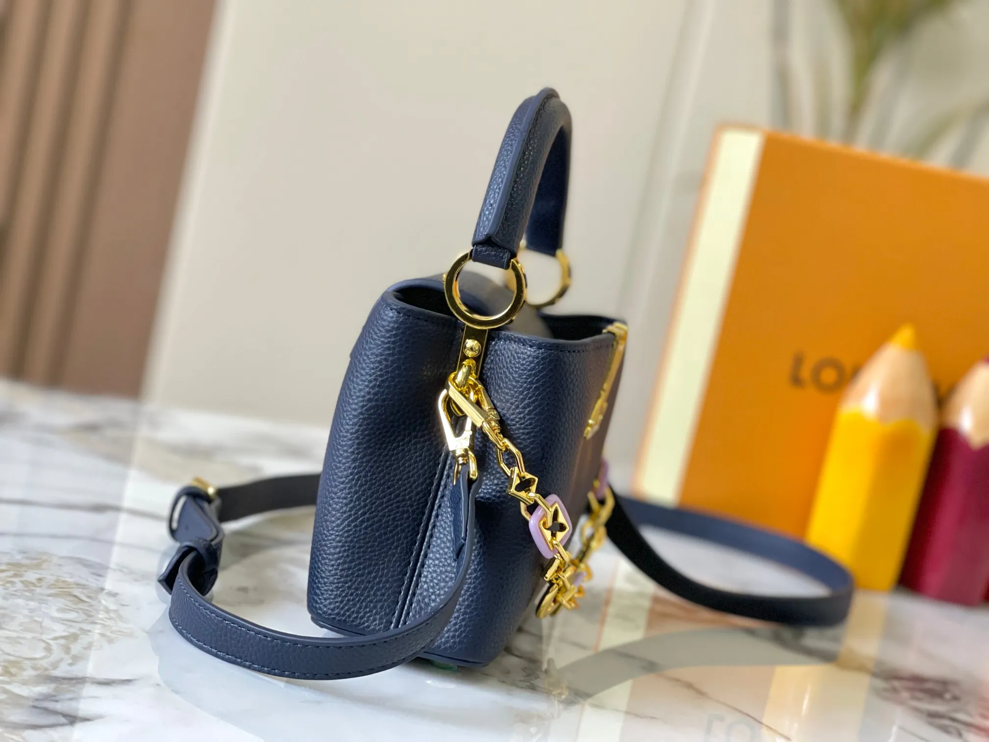 p460 [Guangzhou top quality original] M14970 blue Capucines mini series is named after the Paris street where Louis Vuitton first opened its store in 1854. This time it is added to the Harmony series through a mini version design. Taurillon cow leather creates a classic structure, and the decorative chain gives the Monogram floral jewelry texture. There is plenty of space to store daily necessities such as short wallets, keys, and lipstick. Size:21×14×8cm