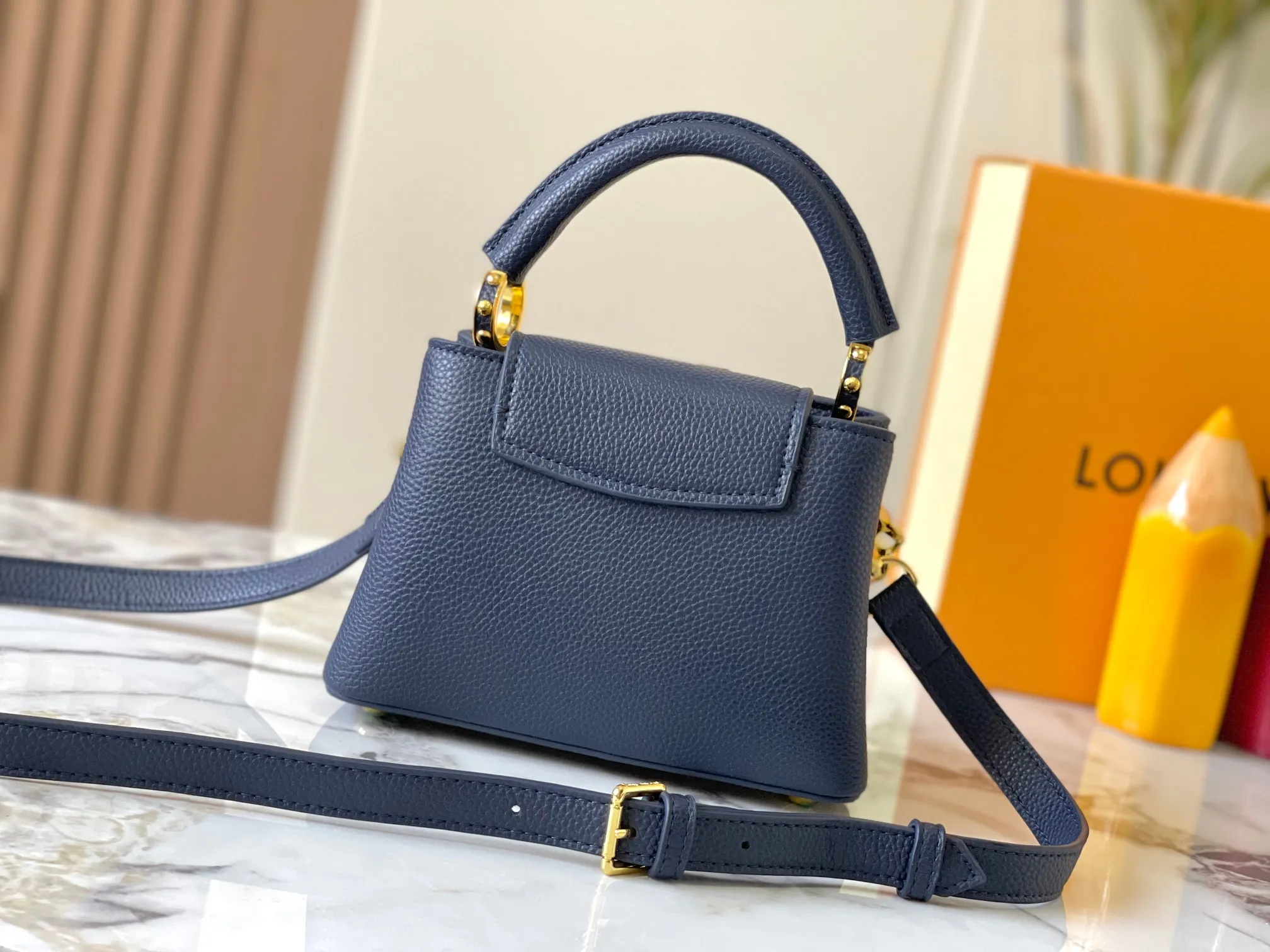 p460 [Guangzhou top quality original] M14970 blue Capucines mini series is named after the Paris street where Louis Vuitton first opened its store in 1854. This time it is added to the Harmony series through a mini version design. Taurillon cow leather creates a classic structure, and the decorative chain gives the Monogram floral jewelry texture. There is plenty of space to store daily necessities such as short wallets, keys, and lipstick. Size:21×14×8cm