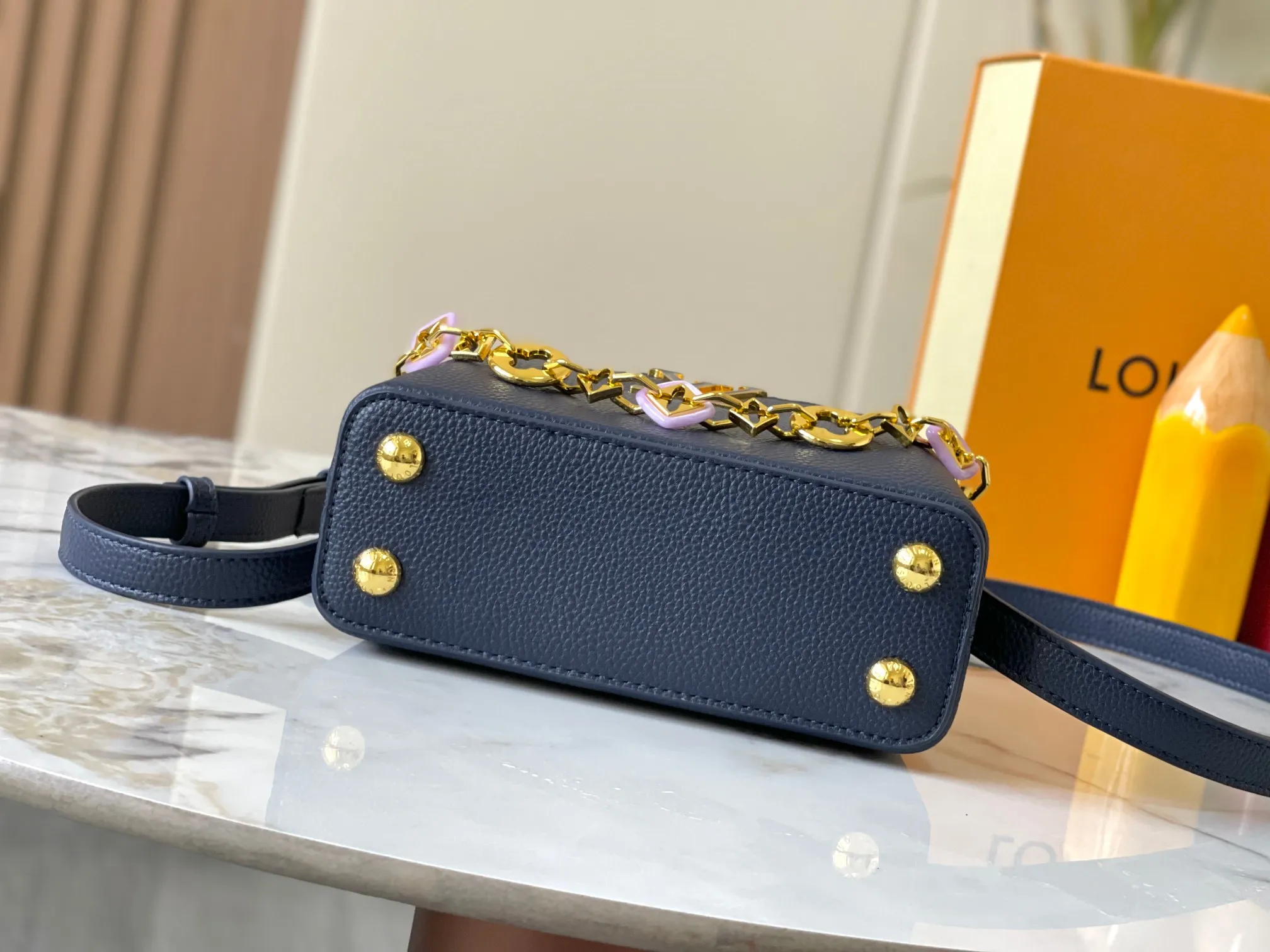 p460 [Guangzhou top quality original] M14970 blue Capucines mini series is named after the Paris street where Louis Vuitton first opened its store in 1854. This time it is added to the Harmony series through a mini version design. Taurillon cow leather creates a classic structure, and the decorative chain gives the Monogram floral jewelry texture. There is plenty of space to store daily necessities such as short wallets, keys, and lipstick. Size:21×14×8cm