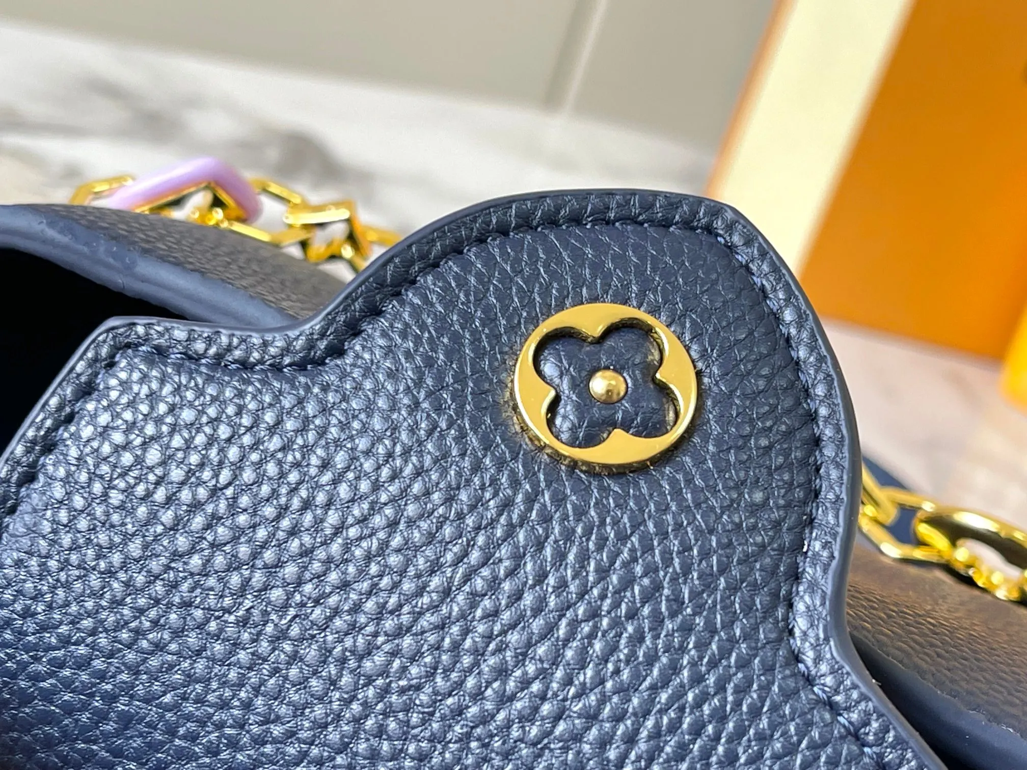 p460 [Guangzhou top quality original] M14970 blue Capucines mini series is named after the Paris street where Louis Vuitton first opened its store in 1854. This time it is added to the Harmony series through a mini version design. Taurillon cow leather creates a classic structure, and the decorative chain gives the Monogram floral jewelry texture. There is plenty of space to store daily necessities such as short wallets, keys, and lipstick. Size:21×14×8cm