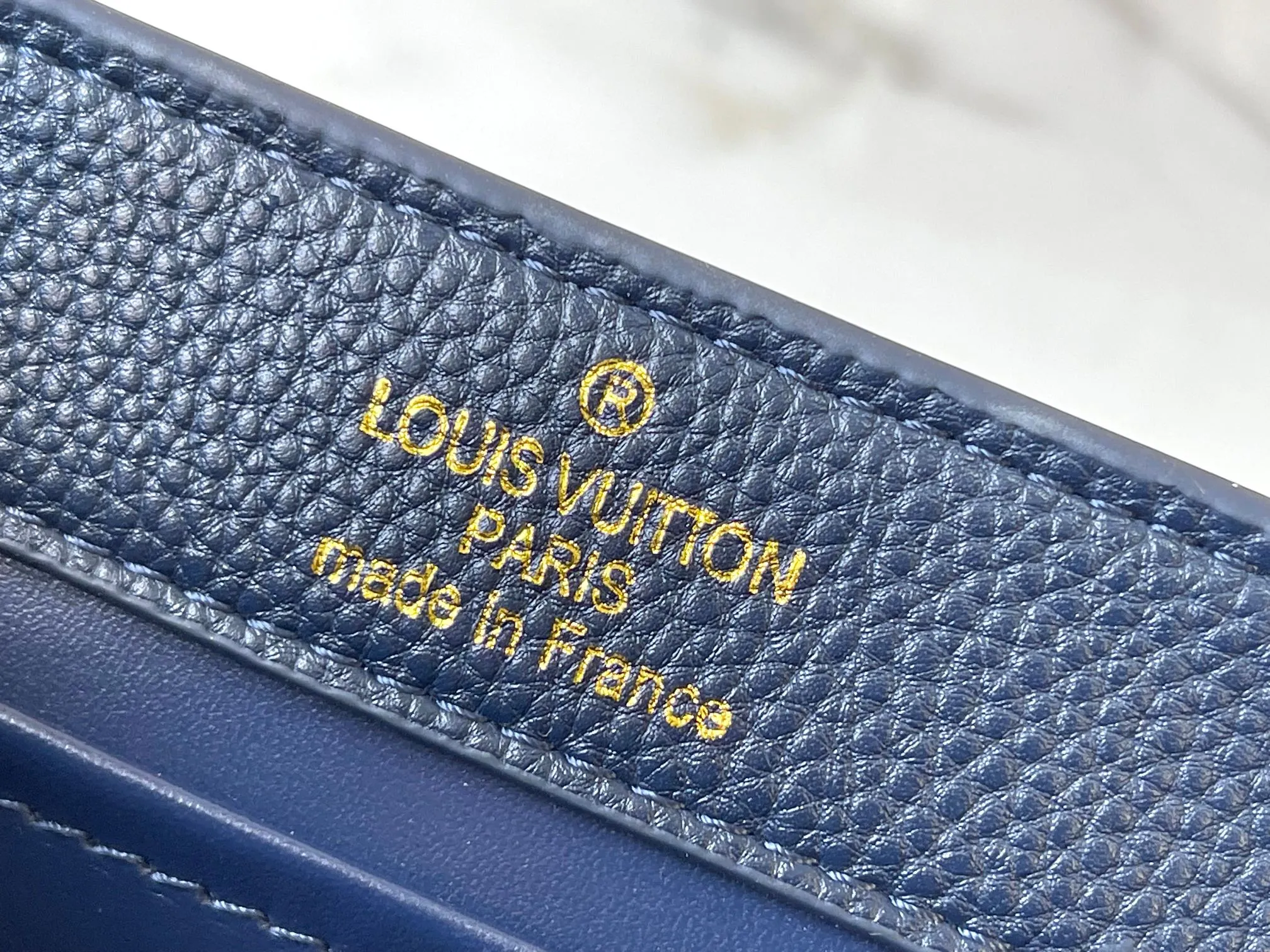 p460 [Guangzhou top quality original] M14970 blue Capucines mini series is named after the Paris street where Louis Vuitton first opened its store in 1854. This time it is added to the Harmony series through a mini version design. Taurillon cow leather creates a classic structure, and the decorative chain gives the Monogram floral jewelry texture. There is plenty of space to store daily necessities such as short wallets, keys, and lipstick. Size:21×14×8cm