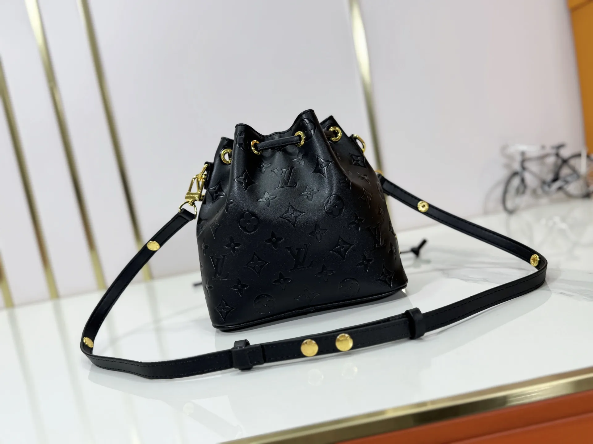 P220 upgraded original M26216 M26530 This Bucket handbag is made of exquisite Monogram embossed sheep leather, adding a new softness to the Coussin series. The LV padlock and detachable Coussin chain release the shiny metallic shine, and the practical drawstring design is both fashionable and stylish, providing a variety of carrying options for the bag. Dimensions: 20 x 20 x 10 (cm) ((length x height x width)