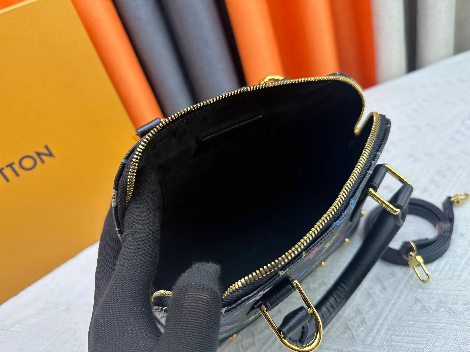 P300 Upgraded original M13078 M53152 This Alma BB handbag exudes the cheerful style of the Louis Vuitton x Murakami collaboration series, cleverly recalling the Art Deco design of the 1930s. Monogram coated canvas renders Murakami's playful tones, while classic calfskin touches the Toron handle, base, detachable shoulder strap and LV x TM key holder. 17.5 x 11.5 x 23.5 cm (height x width x length)