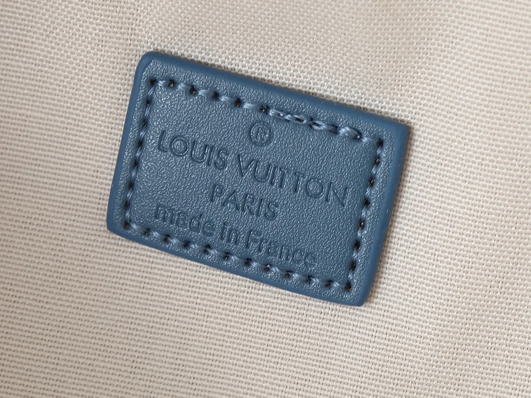 💰240💰Upgraded from the original M00205 M43644 This Rush waist bag combines Damier Denim 3D cotton canvas and shiny metal parts, and uses a large plaid to tell the inspiration of the brand's Damier pattern. Pharrell Williams added beaded inlay details to the zipper pull, and the adjustable shoulder strap allows for comfortable waist, shoulder or cross-body styling, making it an elegant choice that accommodates your daily needs. Dimensions: 30.0 x 15.0 x 8.0 cm (length x height x width)