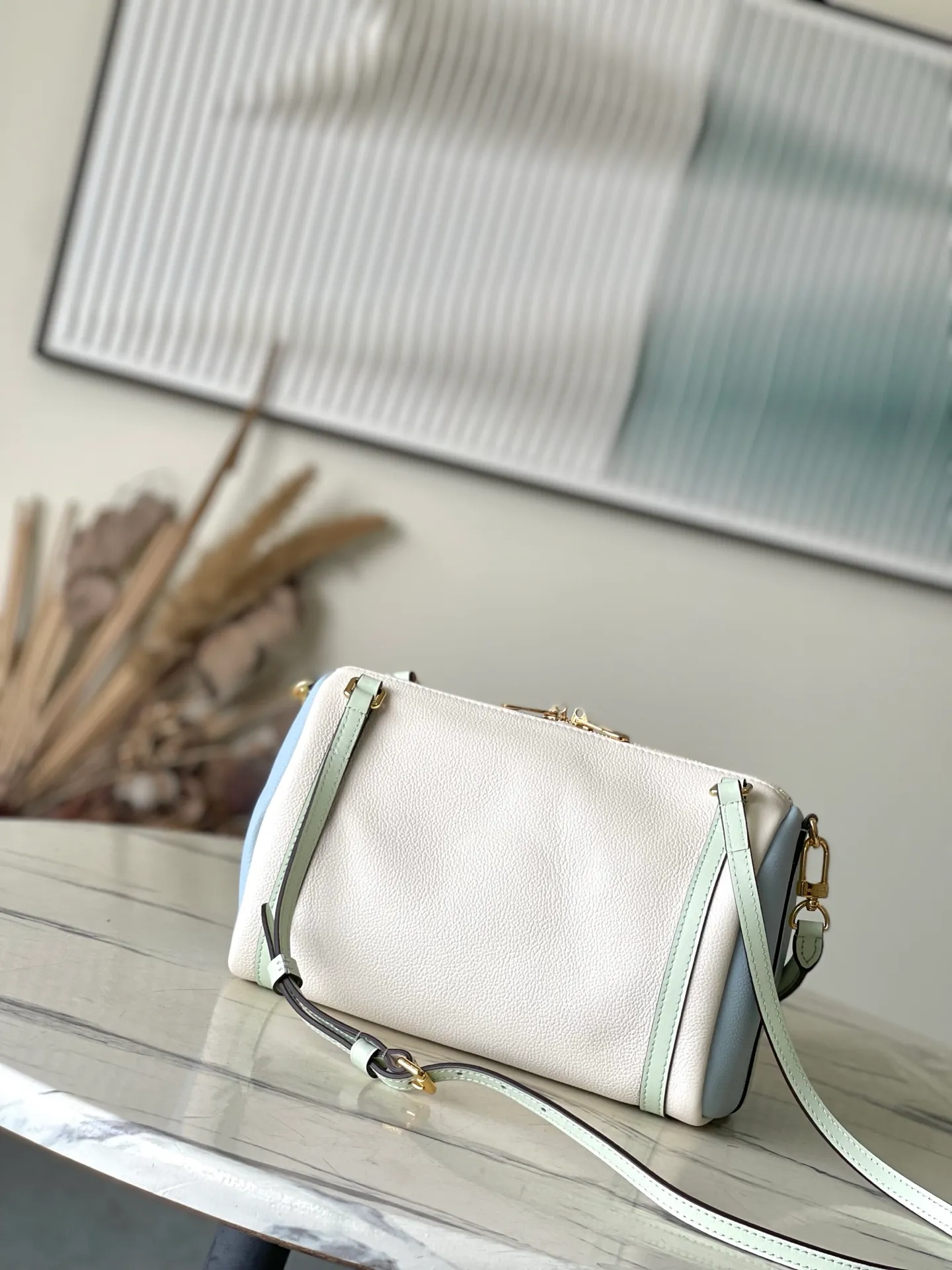 💰1140 (top layer leather) top original order M26905 This small Express handbag can be called an urban product, and its design is inspired by the brand’s classic Keepall travel bag. Carefully crafted from fine cow leather, decorated with Monogram classic pattern trim and lining, paired with metal hardware and iconic key cases and padlocks, it embodies the essence of Louis Vuitton's travel tradition. The compact size can accommodate daily belongings and can be carried in various ways, making it suitable for modern urban life. Dimensions: 26 × 17 × 13.5 cm