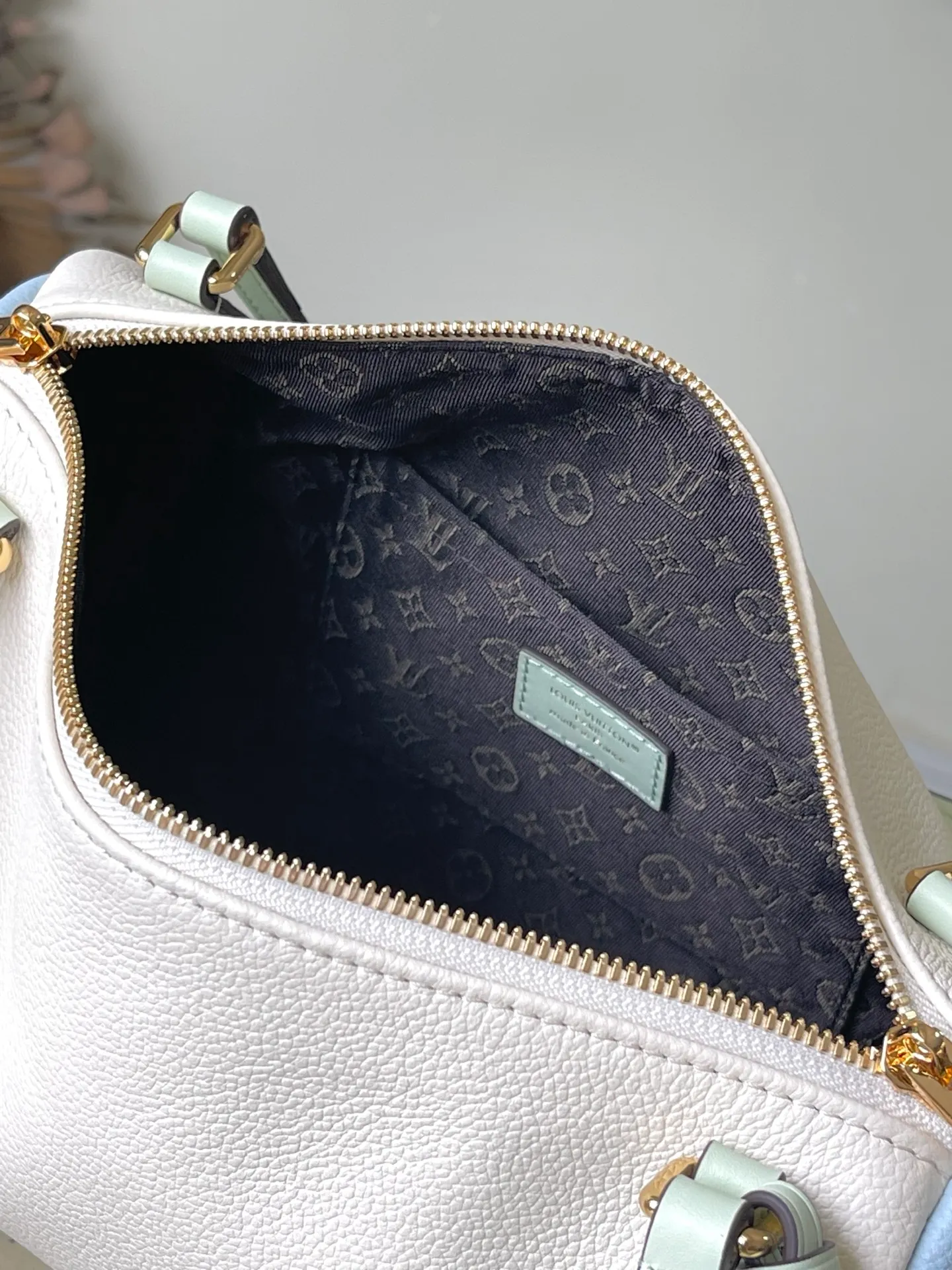 💰1140 (top layer leather) top original order M26905 This small Express handbag can be called an urban product, and its design is inspired by the brand’s classic Keepall travel bag. Carefully crafted from fine cow leather, decorated with Monogram classic pattern trim and lining, paired with metal hardware and iconic key cases and padlocks, it embodies the essence of Louis Vuitton's travel tradition. The compact size can accommodate daily belongings and can be carried in various ways, making it suitable for modern urban life. Dimensions: 26 × 17 × 13.5 cm