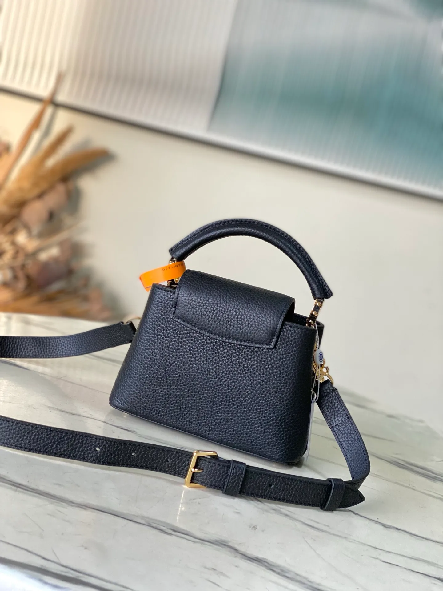 💰2120 "Special Grade Original Leather" M14970 Mini This Capucines mini handbag is from the Harmony series and explores the inspiration of the Monogram flower with a decorative chain. Taurillon cow leather creates an elegant structure, colorful resin outlines the V letter, and the flip cover provides two styles: external or internal. The neat interior is equipped with multiple pockets, and the detachable and adjustable shoulder strap makes it easy to wear cross-body. Dimensions: 21 × 14 × 8 cm