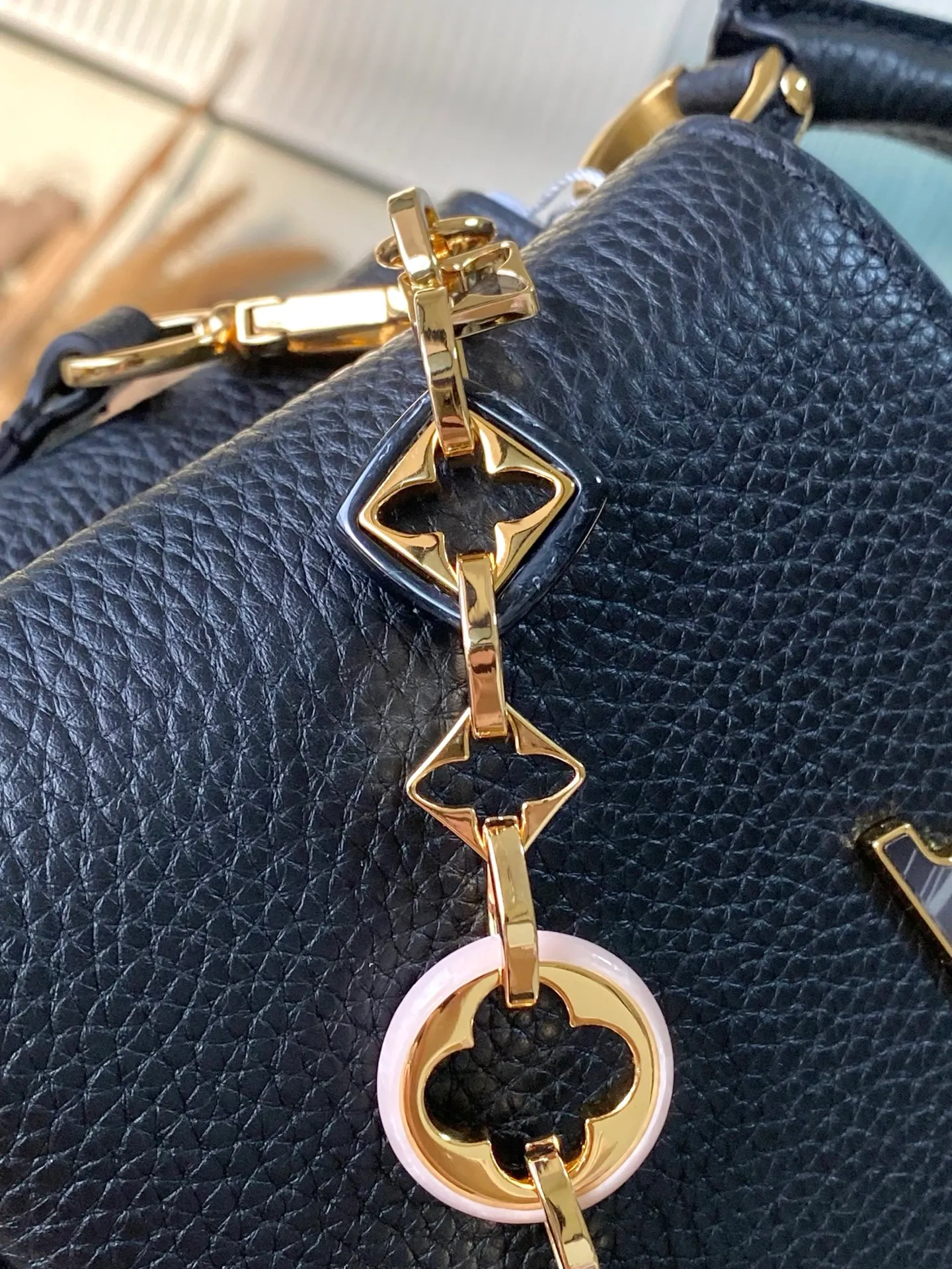 💰2120 "Special Grade Original Leather" M14970 Mini This Capucines mini handbag is from the Harmony series and explores the inspiration of the Monogram flower with a decorative chain. Taurillon cow leather creates an elegant structure, colorful resin outlines the V letter, and the flip cover provides two styles: external or internal. The neat interior is equipped with multiple pockets, and the detachable and adjustable shoulder strap makes it easy to wear cross-body. Dimensions: 21 × 14 × 8 cm
