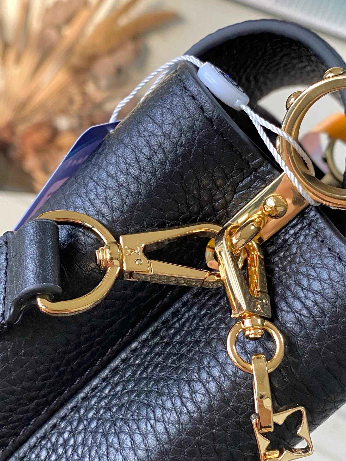 💰2120 "Special Grade Original Leather" M14970 Mini This Capucines mini handbag is from the Harmony series and explores the inspiration of the Monogram flower with a decorative chain. Taurillon cow leather creates an elegant structure, colorful resin outlines the V letter, and the flip cover provides two styles: external or internal. The neat interior is equipped with multiple pockets, and the detachable and adjustable shoulder strap makes it easy to wear cross-body. Dimensions: 21 × 14 × 8 cm