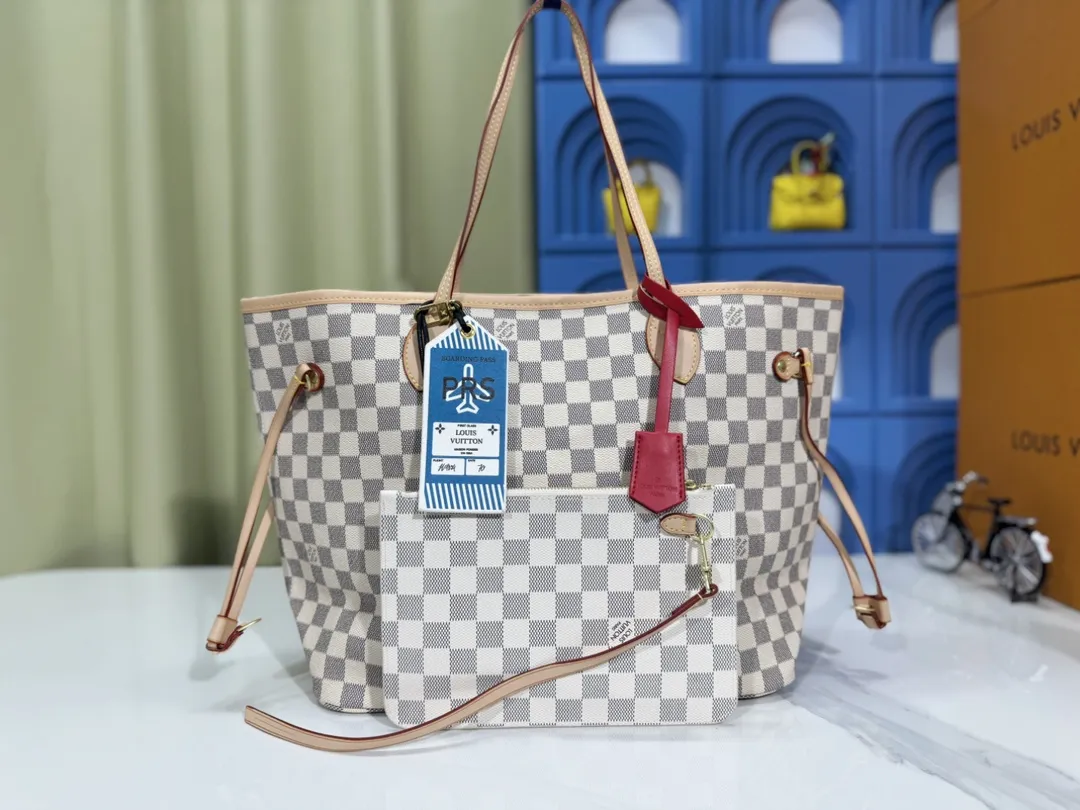 P230💰M40995 Apricot M41177 Bloom M41178 Presbyopia Rose M50366 Pollen N41358 Non-Red N41603 Non-Pink N41631 White Apricot N41605 White Pink NEVERFULL Medium Handbag Neverfull classic handbag, explore the exquisite details inside the bag. The redesigned interior pockets feature a fresh fabric lining, especially the detachable zippered clutch, which can be used alone as a sophisticated clutch or as an additional pocket. Bright lining tones add a more lively feel to Monogram's classic canvas. Detailed features 31 x 28 x 14 cm (Length x Height x Width) Redesigned interior pocket with details inspired by the Louis Vuitton archives Pocket lined with linen fabric Removable zipped clutch with tonal interior pocket Natural cowhide leather trim Shiny gold-tone hardware Handles: Double handle