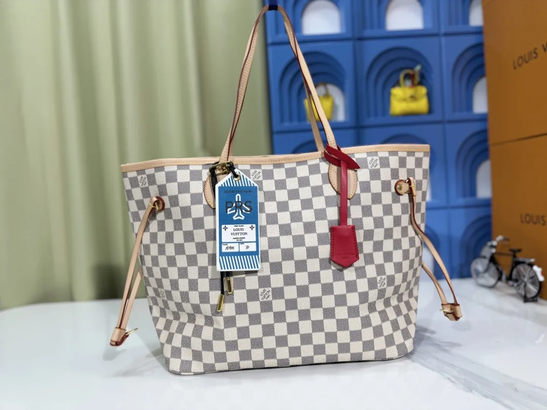 P230💰M40995 Apricot M41177 Bloom M41178 Presbyopia Rose M50366 Pollen N41358 Non-Red N41603 Non-Pink N41631 White Apricot N41605 White Pink NEVERFULL Medium Handbag Neverfull classic handbag, explore the exquisite details inside the bag. The redesigned interior pockets feature a fresh fabric lining, especially the detachable zippered clutch, which can be used alone as a sophisticated clutch or as an additional pocket. Bright lining tones add a more lively feel to Monogram's classic canvas. Detailed features 31 x 28 x 14 cm (Length x Height x Width) Redesigned interior pocket with details inspired by the Louis Vuitton archives Pocket lined with linen fabric Removable zipped clutch with tonal interior pocket Natural cowhide leather trim Shiny gold-tone hardware Handles: Double handle