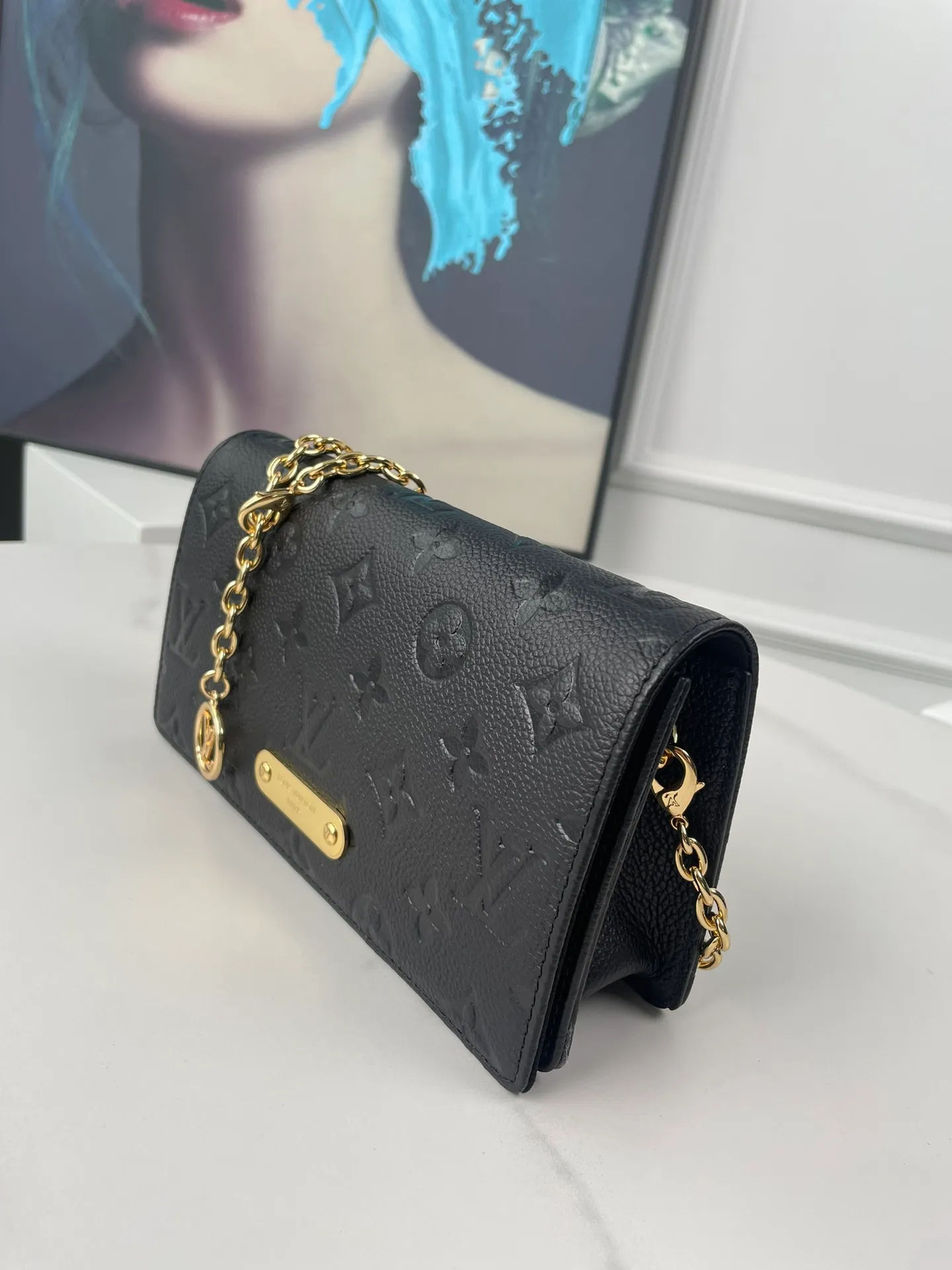 P540 chip version🇫🇷Overseas original single M82509 black embossed exclusive real shot! The Lily Wallet On Chain bag is made of grained Monogram Empreinte leather with the brand's Monogram pattern embossed on it. Cut into a square shape, the flap is embellished with studs and a Louis Vuitton logo plaque. It has ample space to easily store all your day and night needs, and the LV Circle logo is embellished with a detachable and adjustable chain, allowing for a variety of carrying methods. Size: 20.7×10.2×3.5cm
